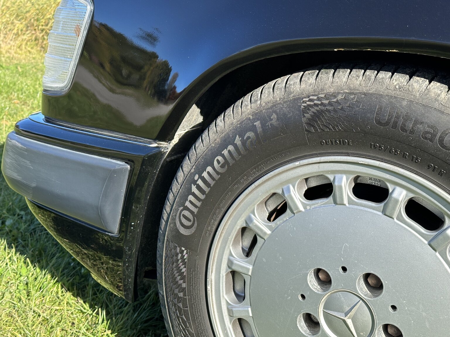 Exterior image of 1990 Mercedes-Benz 300 CE 24V