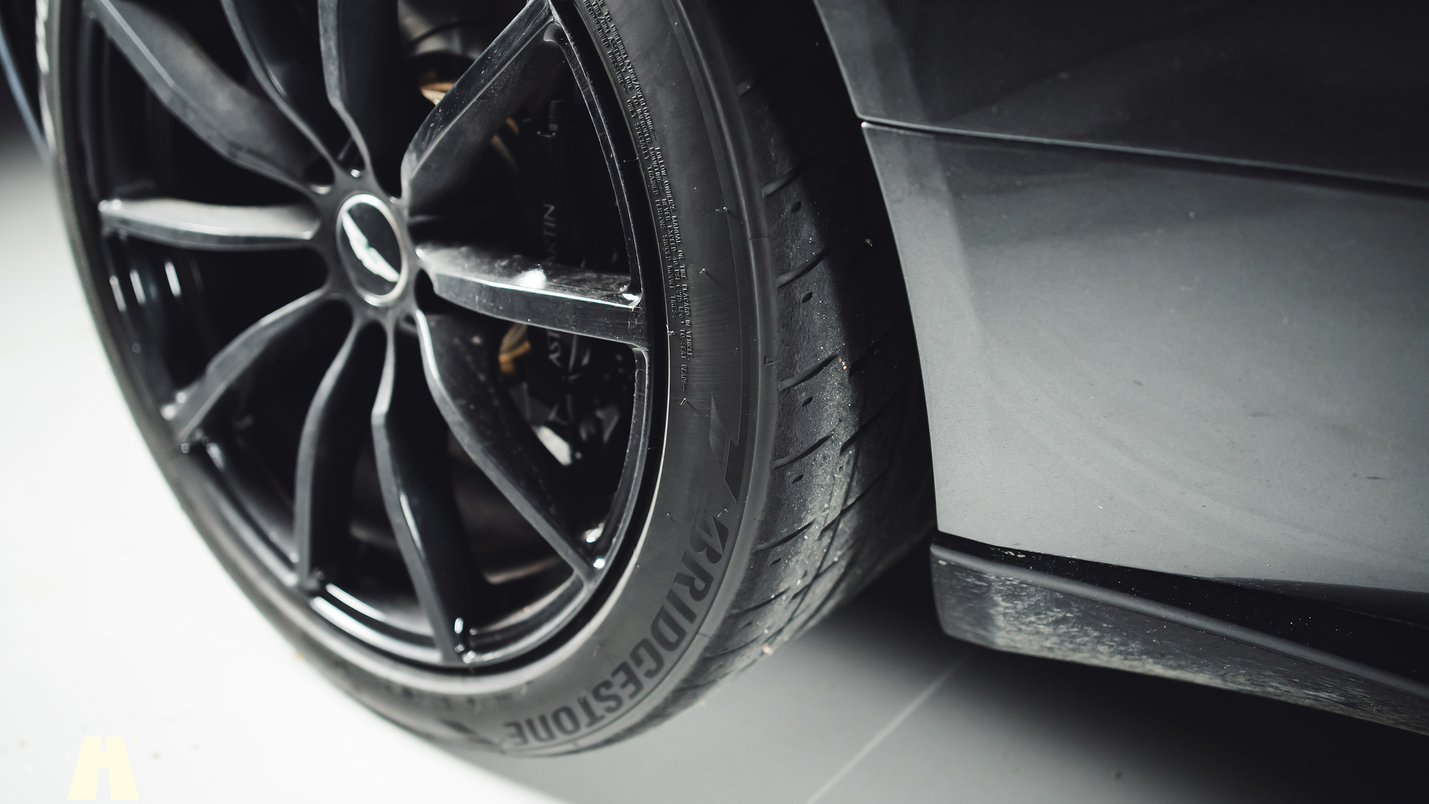 Exteriörbild på 2019 Aston Martin DB11 AMR (37)