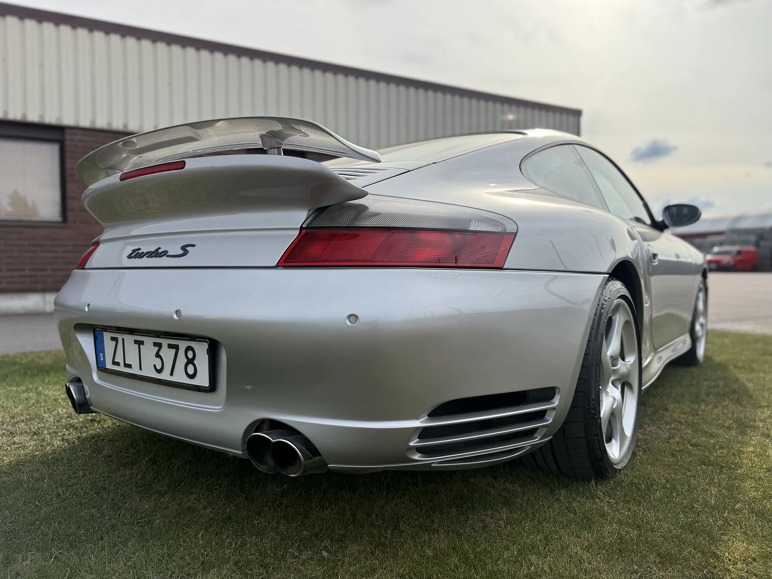 Exteriörbild på 2005 Porsche 996 Turbo S (14)