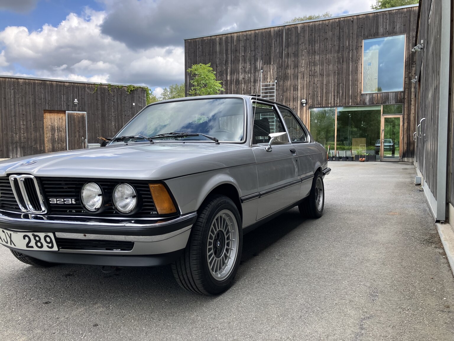 Exteriörbild på 1979 BMW 323i