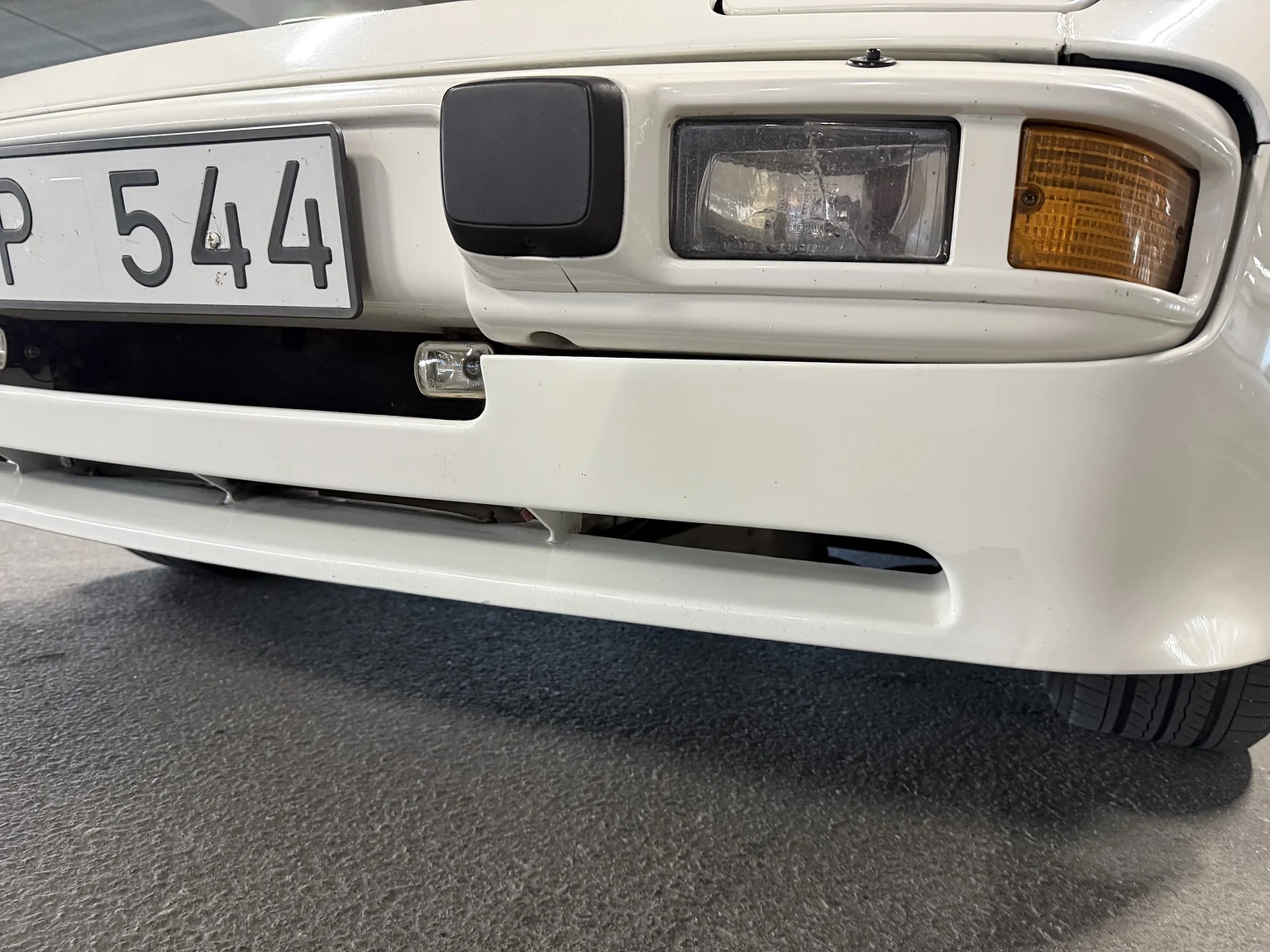 Exterior image of 1984 PORSCHE 944 Targa (80)