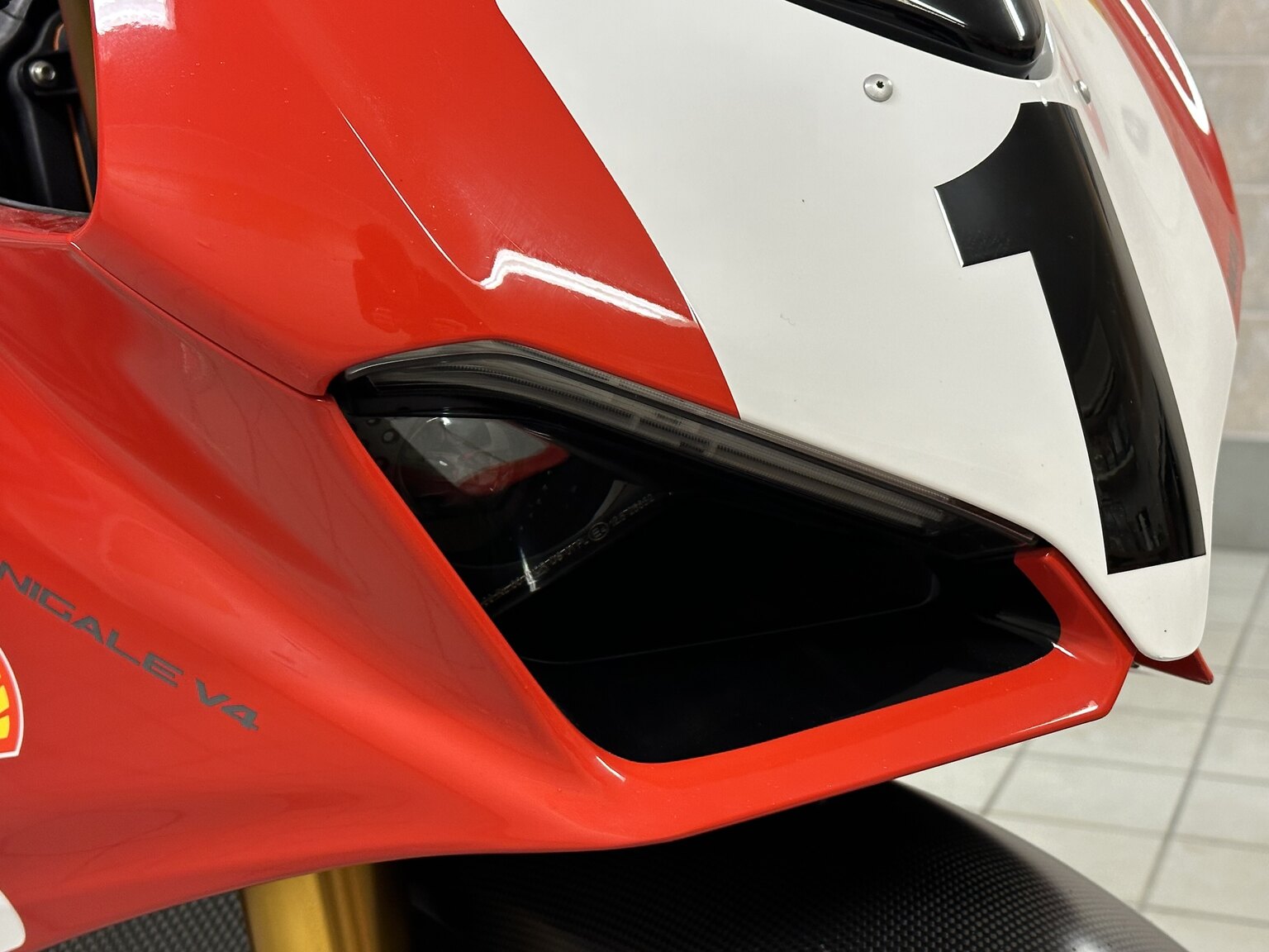 Exteriörbild på 2020 Ducati Panigale V4 25° Anniversario (52)