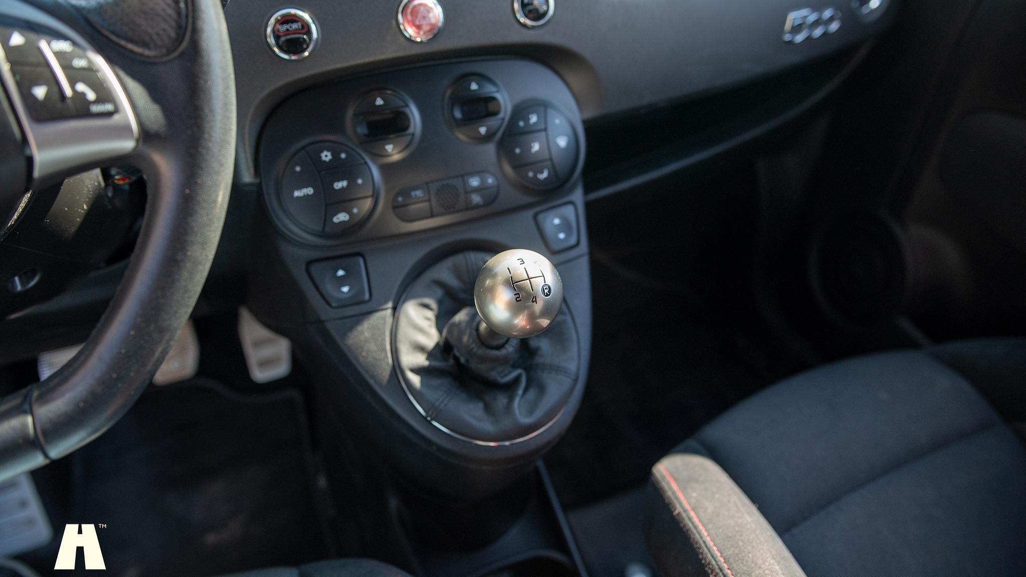 Interiörbild 2016 Abarth 595 Competizione (32)