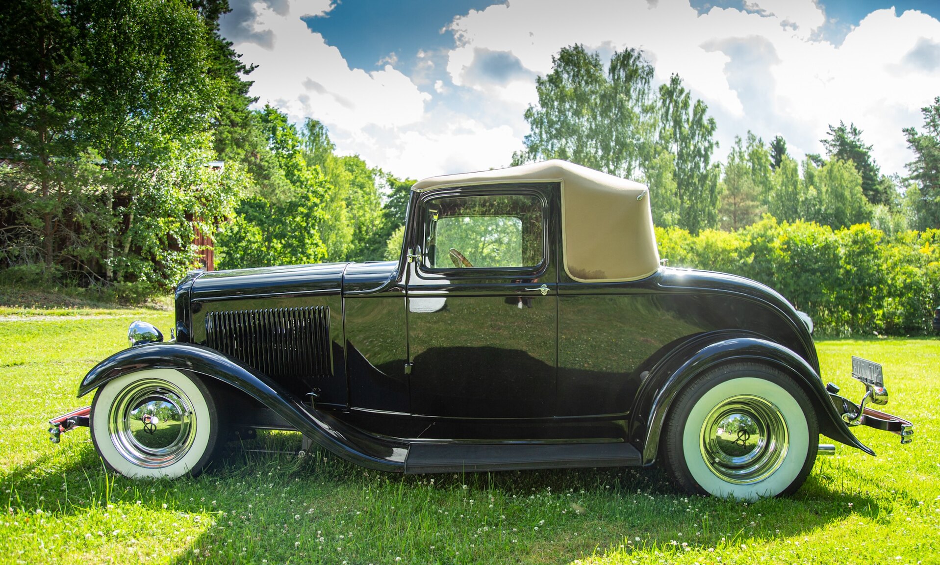 Exterior image of 1932 Ford 32 deuce sport coupé (Hot Rod)