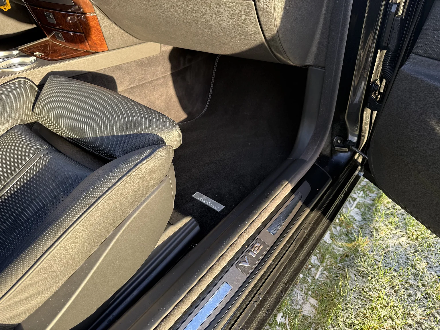 Interior image of 2003 BMW 760i (13)