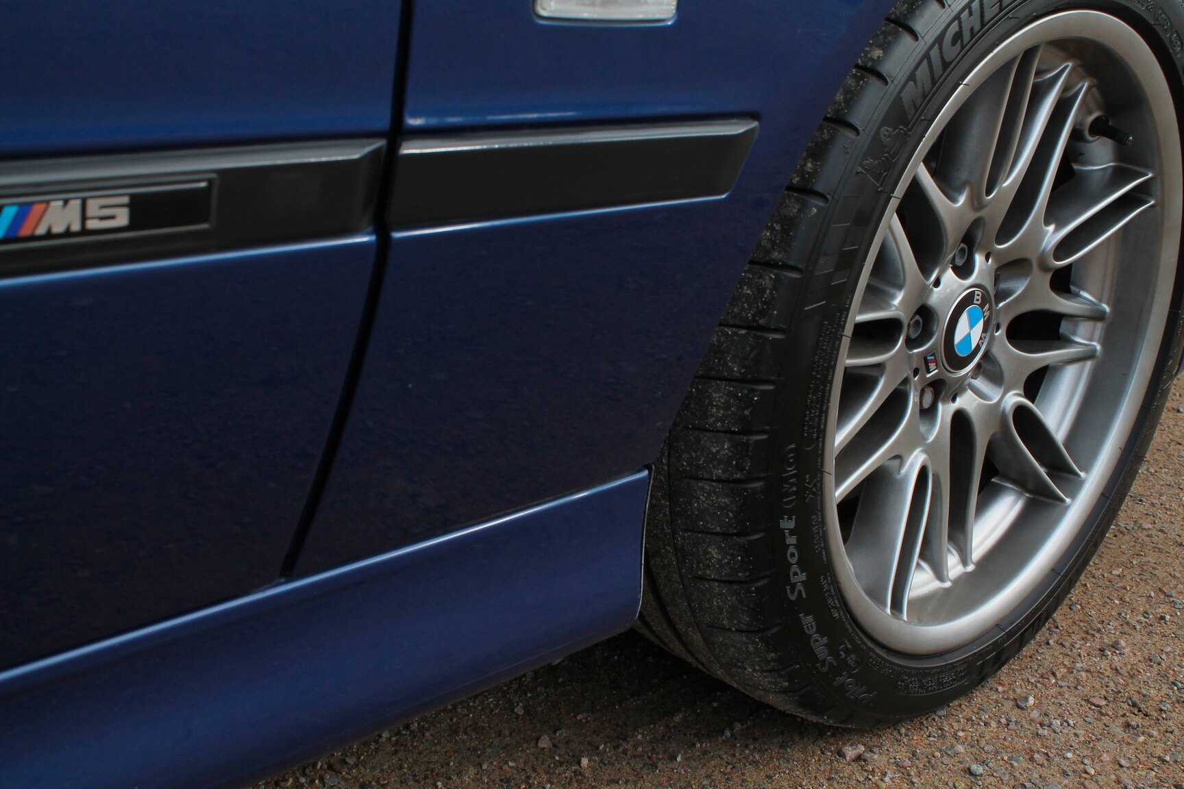 Exteriörbild på 2003 BMW M5