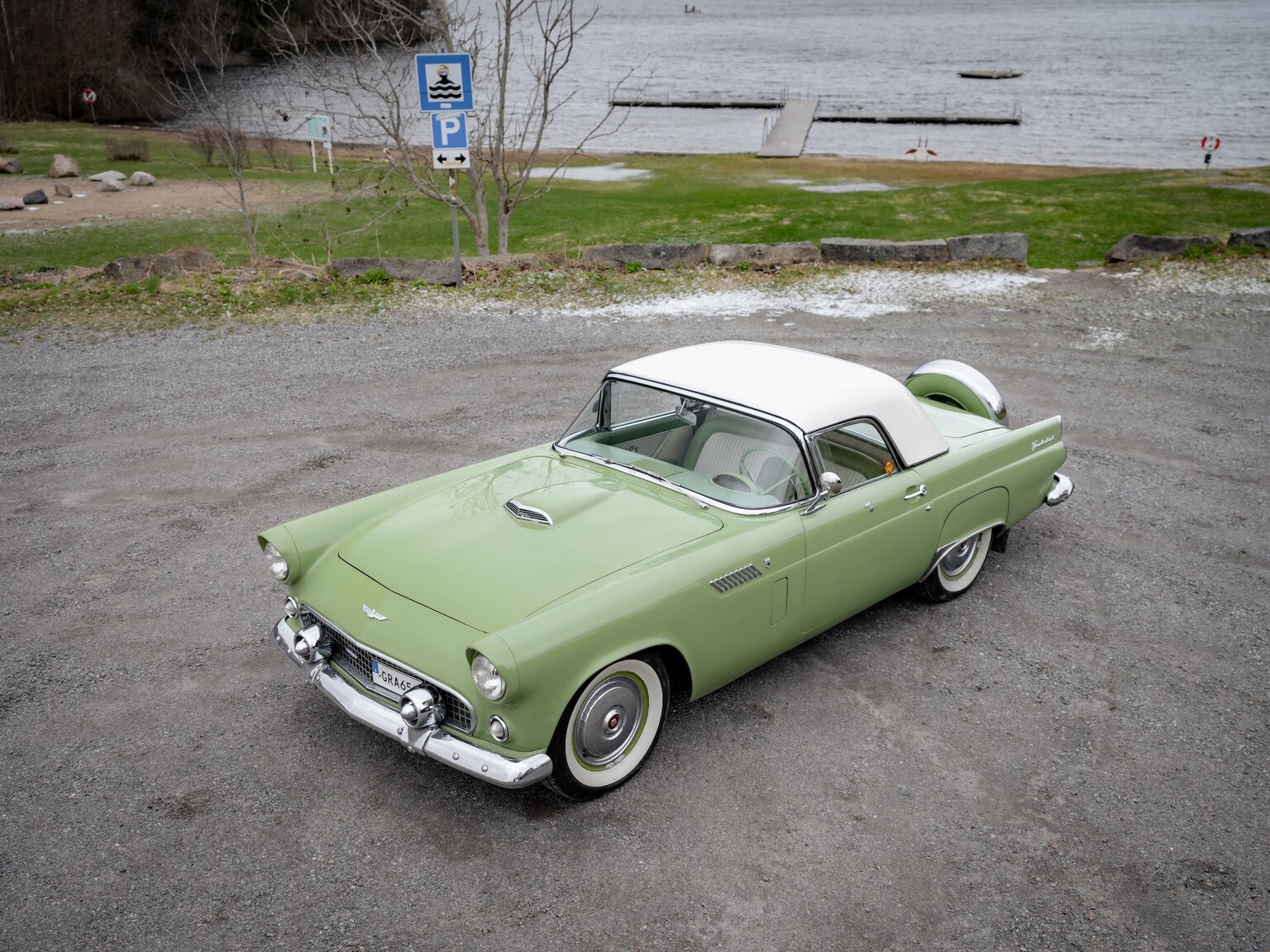 Exteriörbild på 1956 Ford Thunderbird (18)
