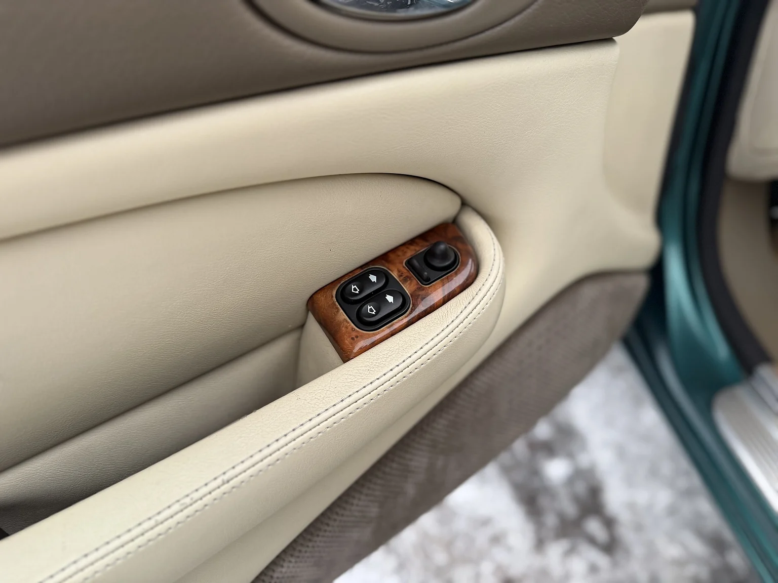 Interior image of 1997 Jaguar XK8 (7)