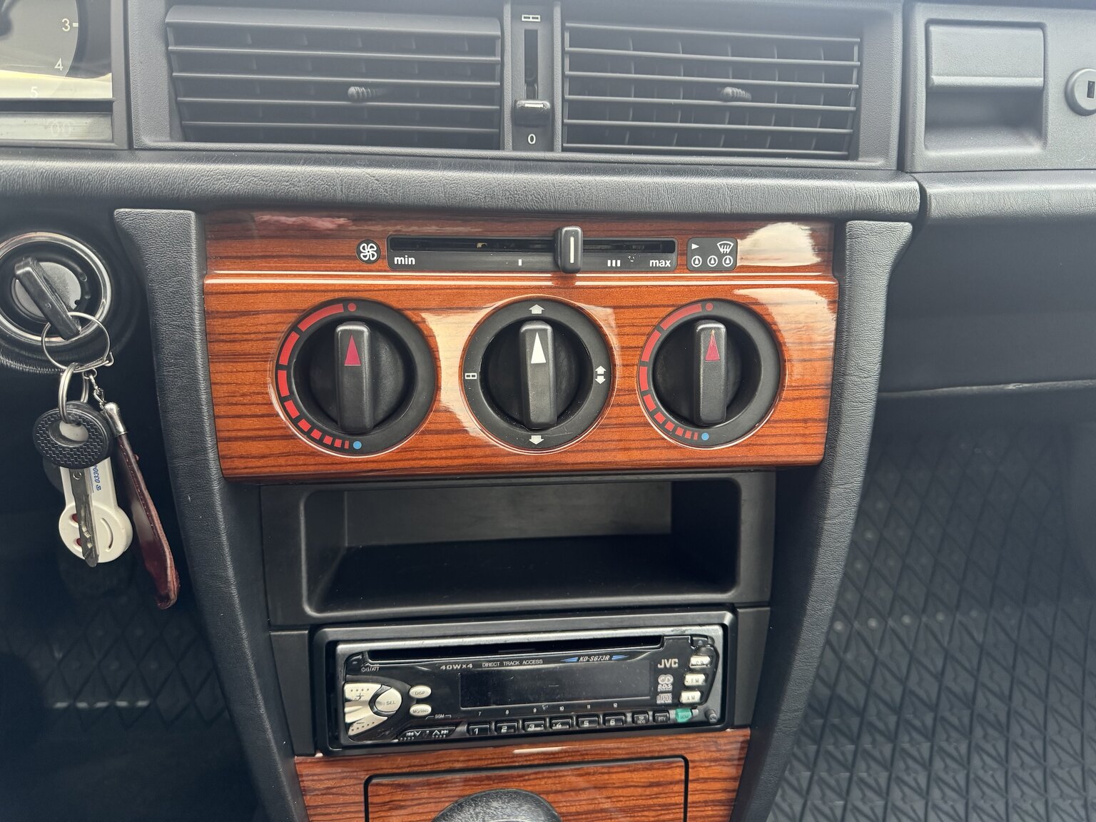 Innenraumfoto von 1992 Mercedes-Benz 190 D