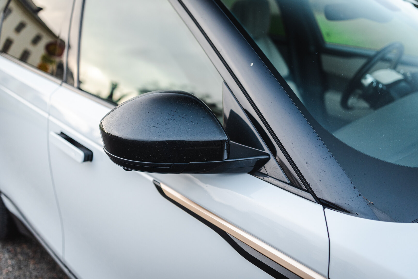 Exterior image of 2018 Range Rover Velar D300 AWD HSE