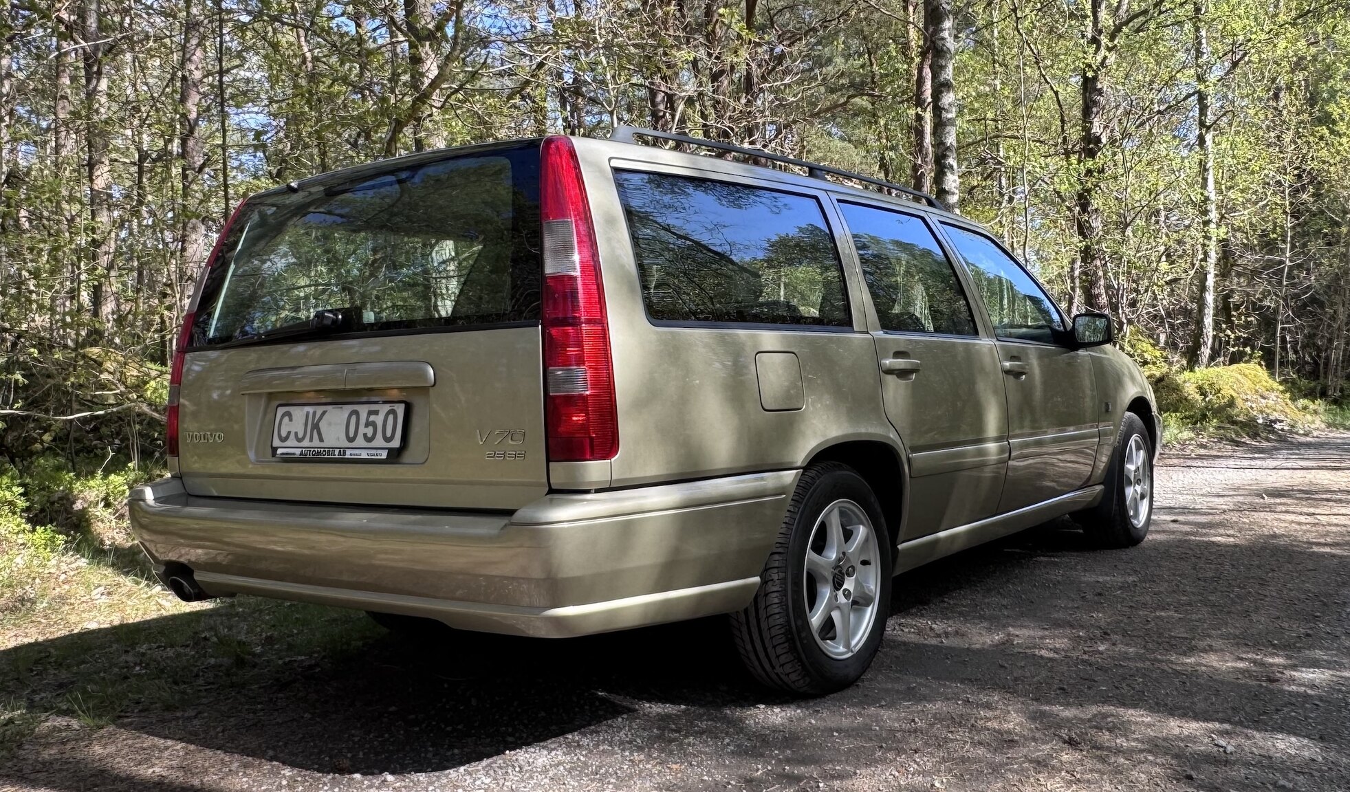 Exterior image of 1999 Volvo V70 2.5