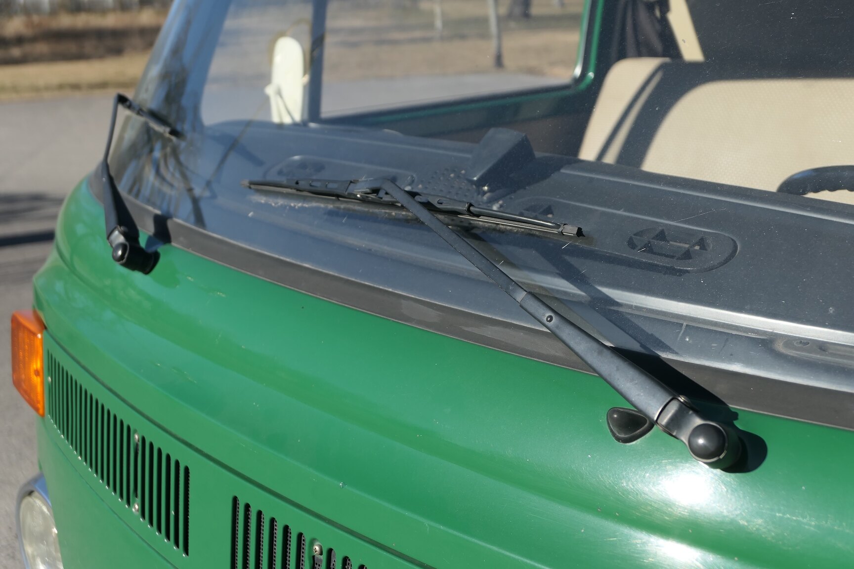 Exteriörbild på 1975 Volkswagen Transporter 1600 Minibuss