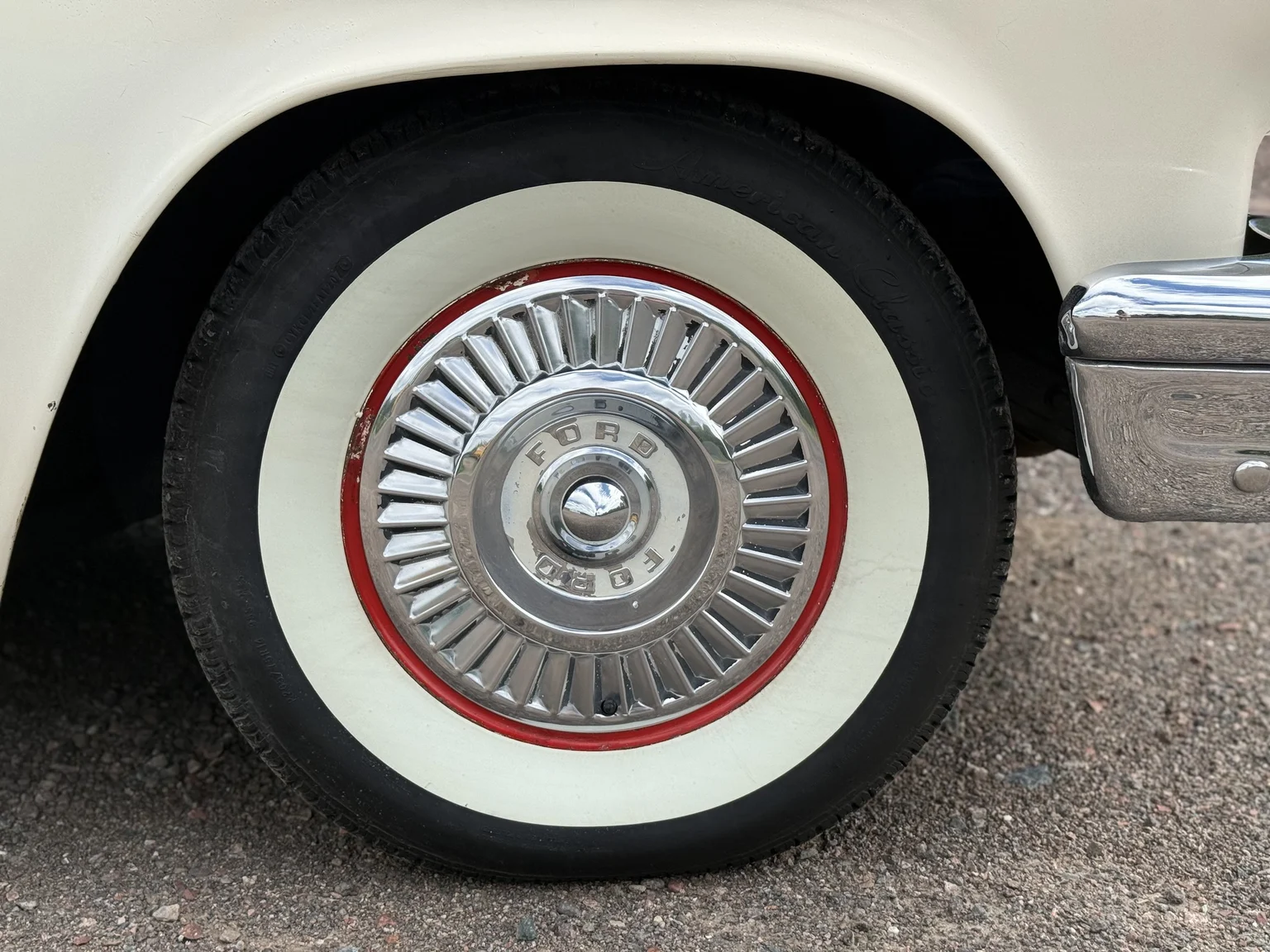 Exteriörbild på 1957 Ford Thunderbird (24)