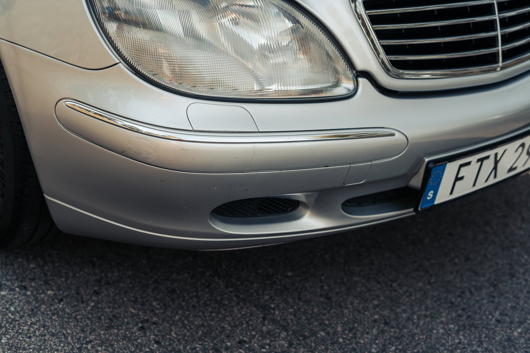 Exterior image of 1999 Mercedes-Benz S 320