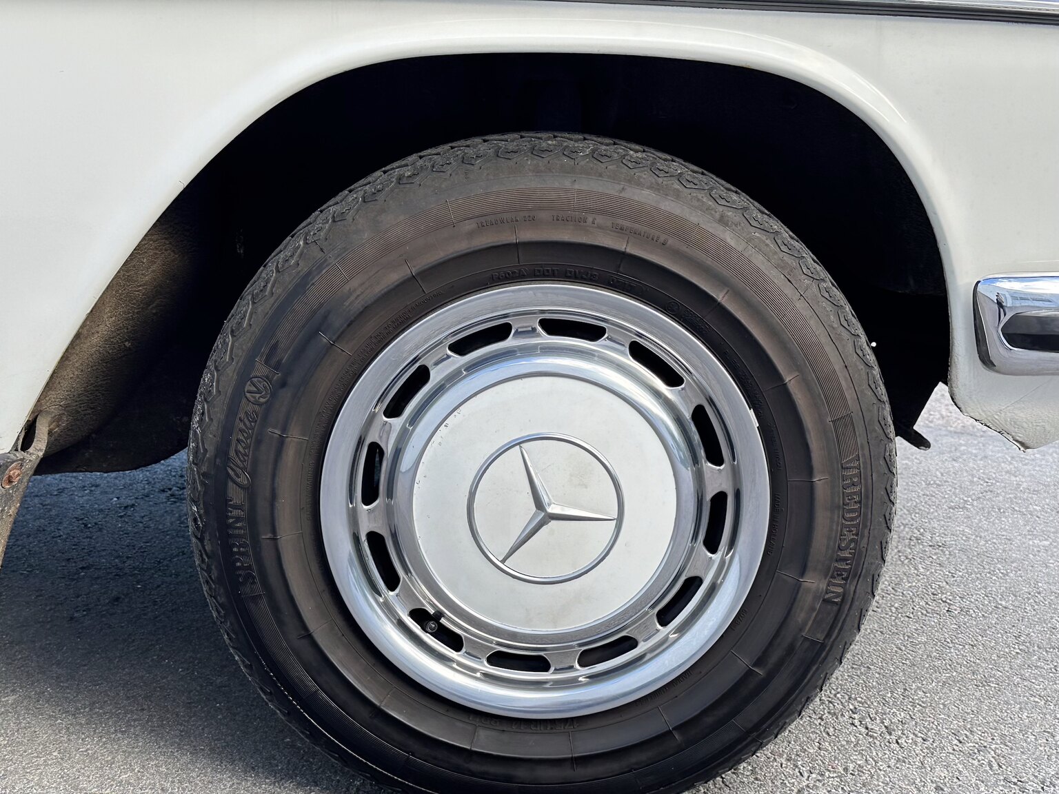 Aussenfoto 1975 Mercedes Benz 200