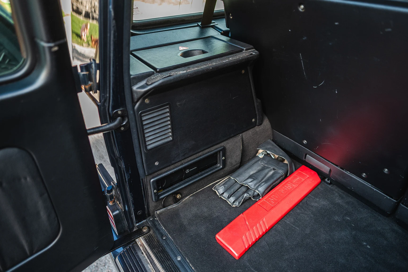 Interior image of 2002 Mercedes-Benz G400  (44)