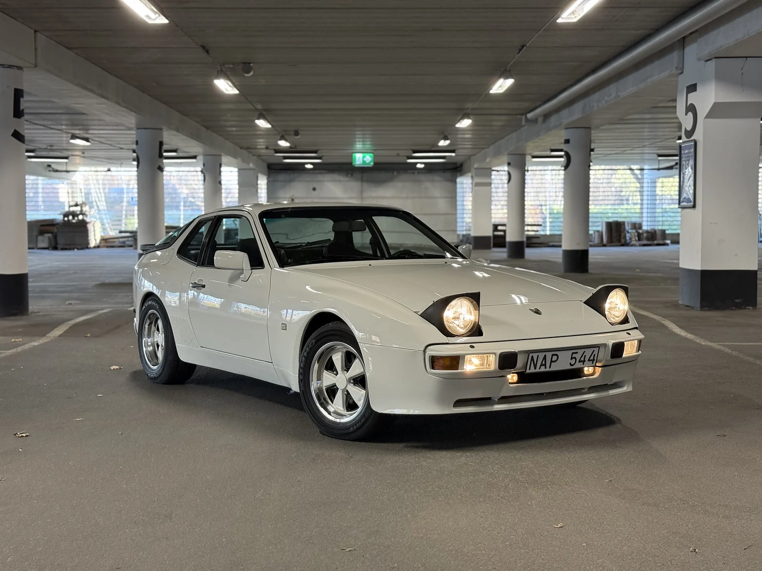 Exteriörbild på 1984 PORSCHE 944 Targa (23)
