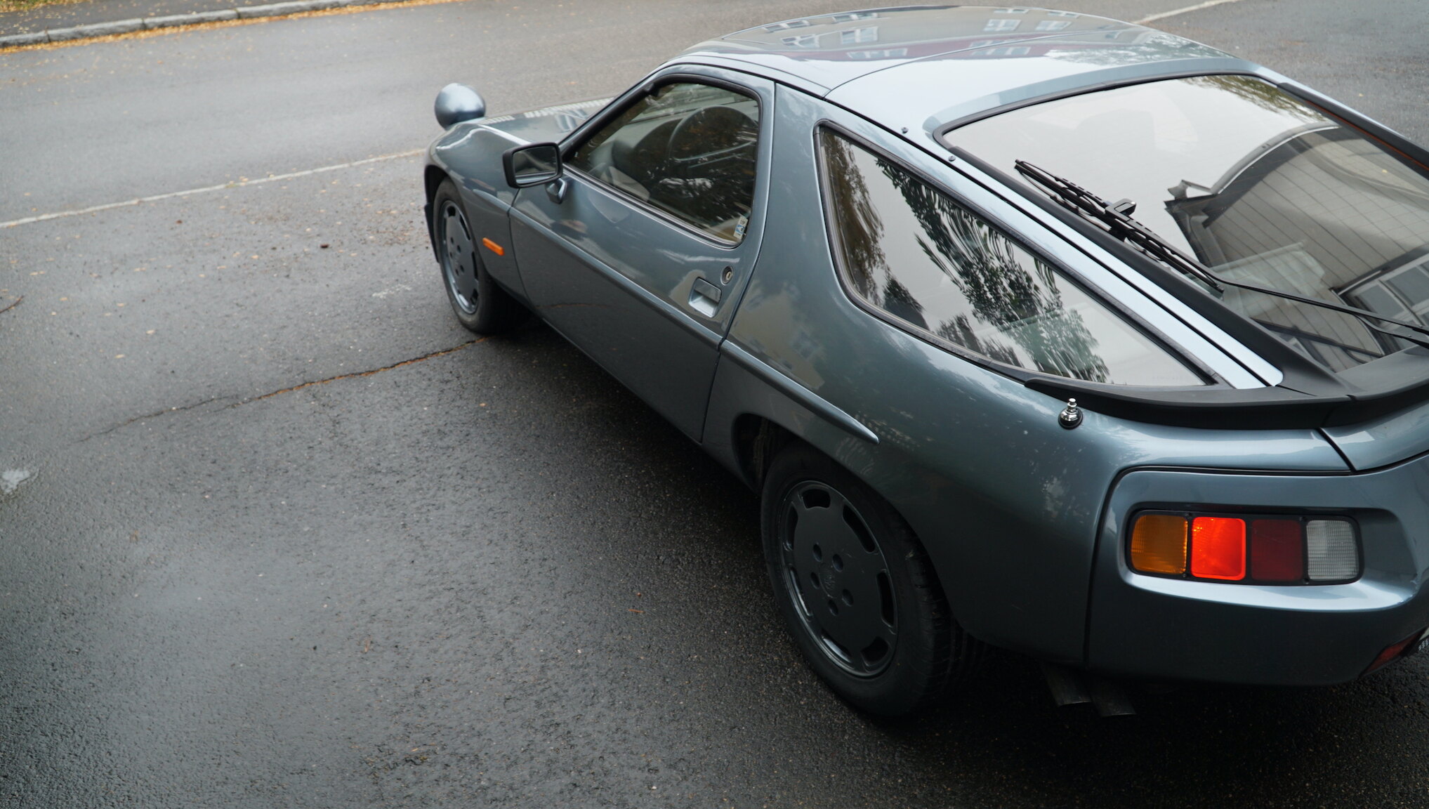 Exterior image of 1983 Porsche 928S (21)