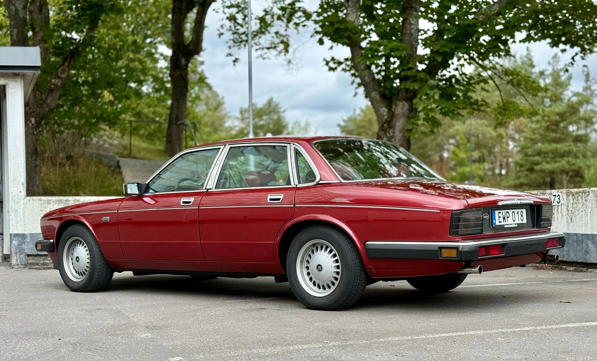 Exteriörbild på 1988 Daimler Six (5)