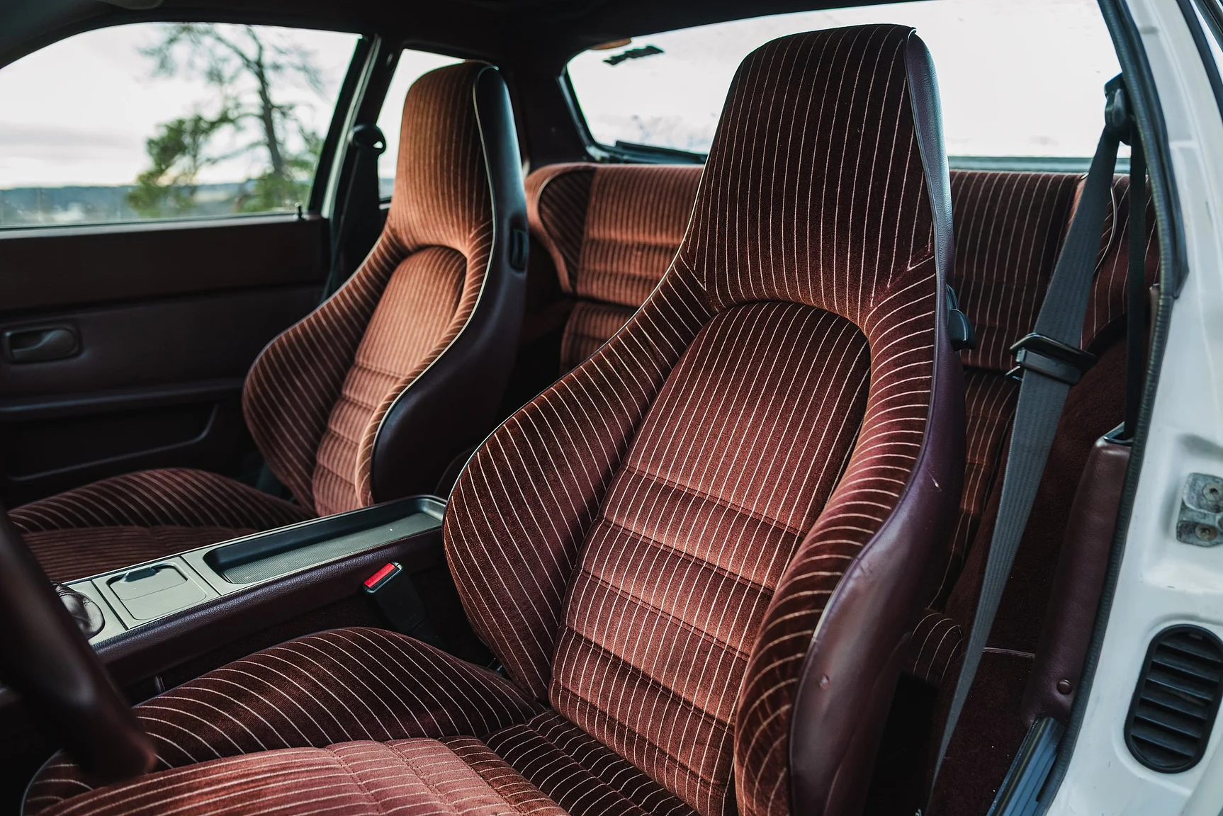 Interior image of 1986 Porsche 944R (5)