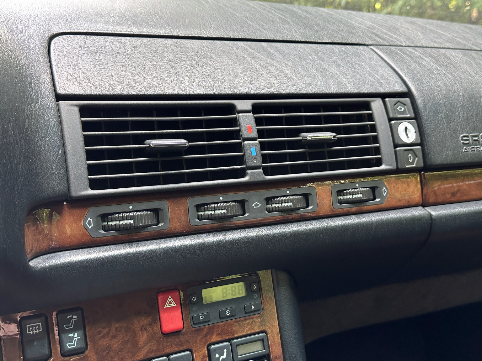 Innenraumfoto von 1992 Mercedes 300 SE (9)