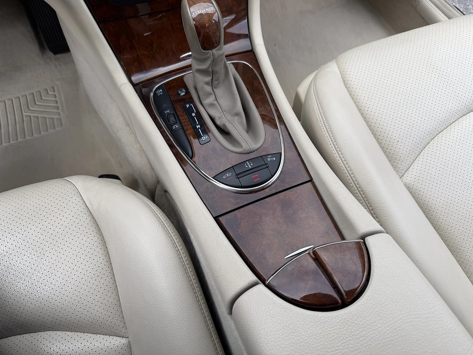 Innenraumfoto von 2004 Mercedes-Benz E 500 7G-Tronic (12)