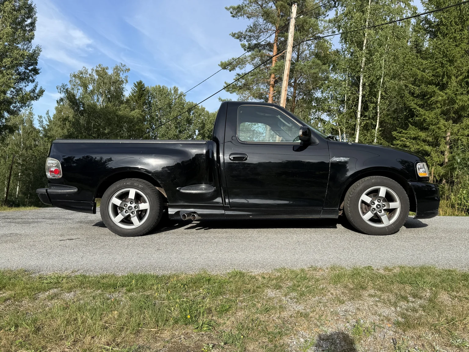 Exterior image of 2002 Ford F-150 SVT Lightning (47)