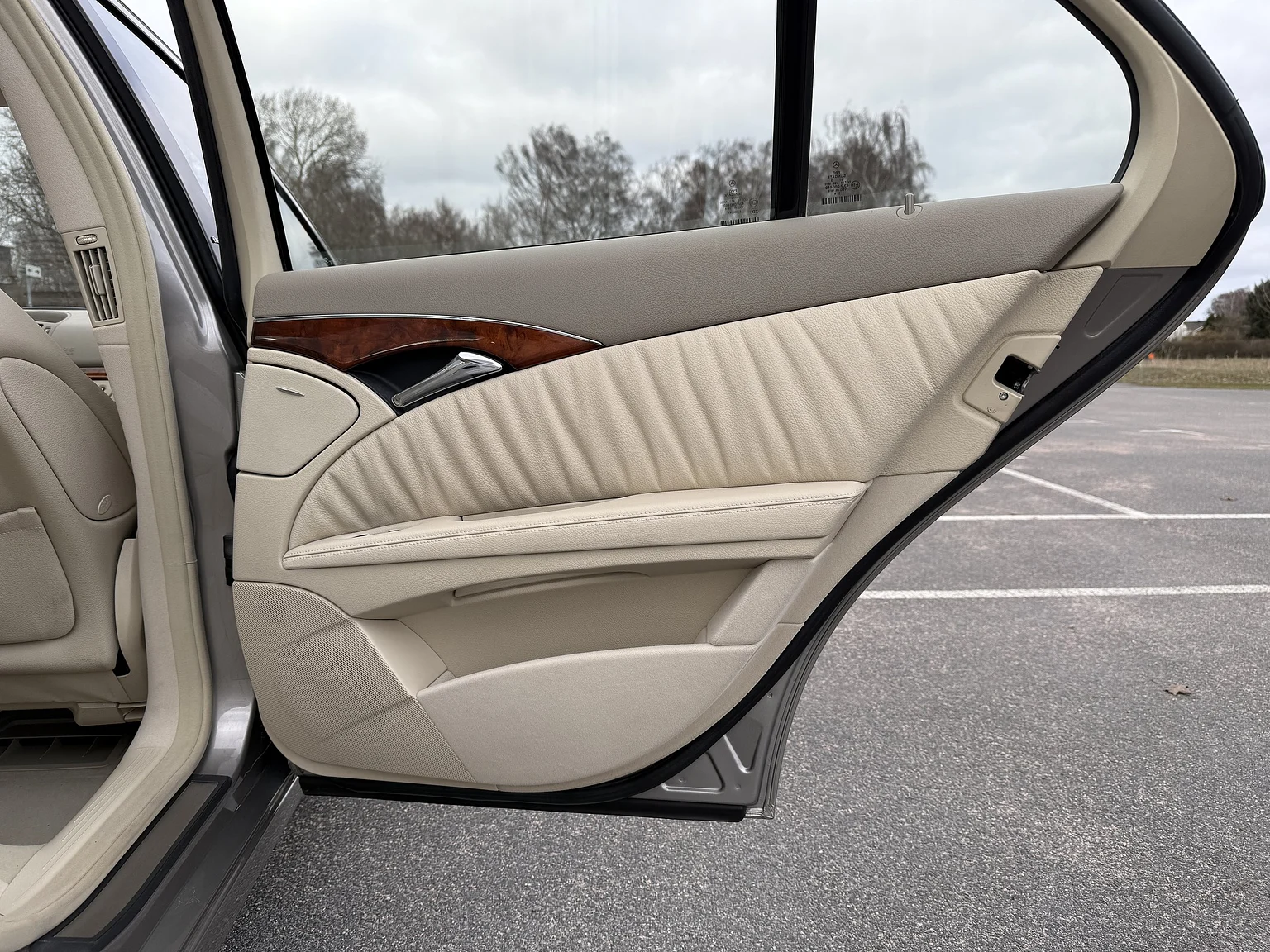 Innenraumfoto von 2004 Mercedes-Benz E 500 7G-Tronic (63)