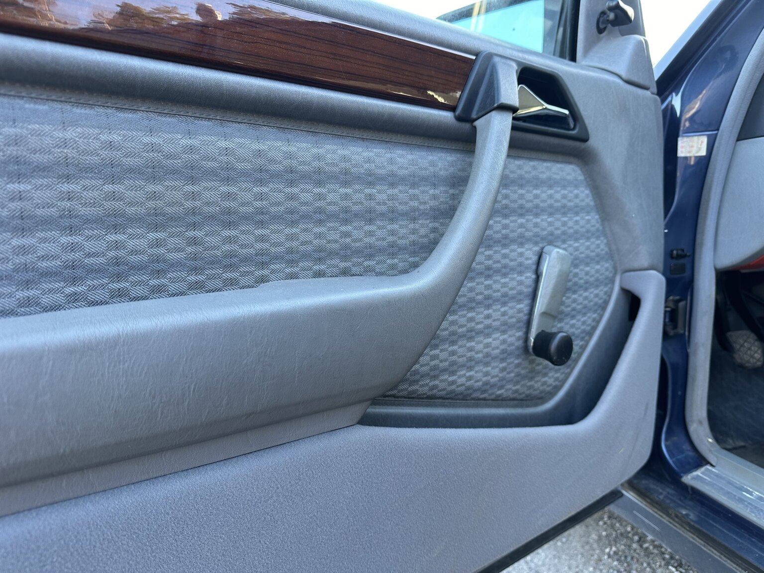 Interior image of 1991 Mercedes-Benz 230 E 