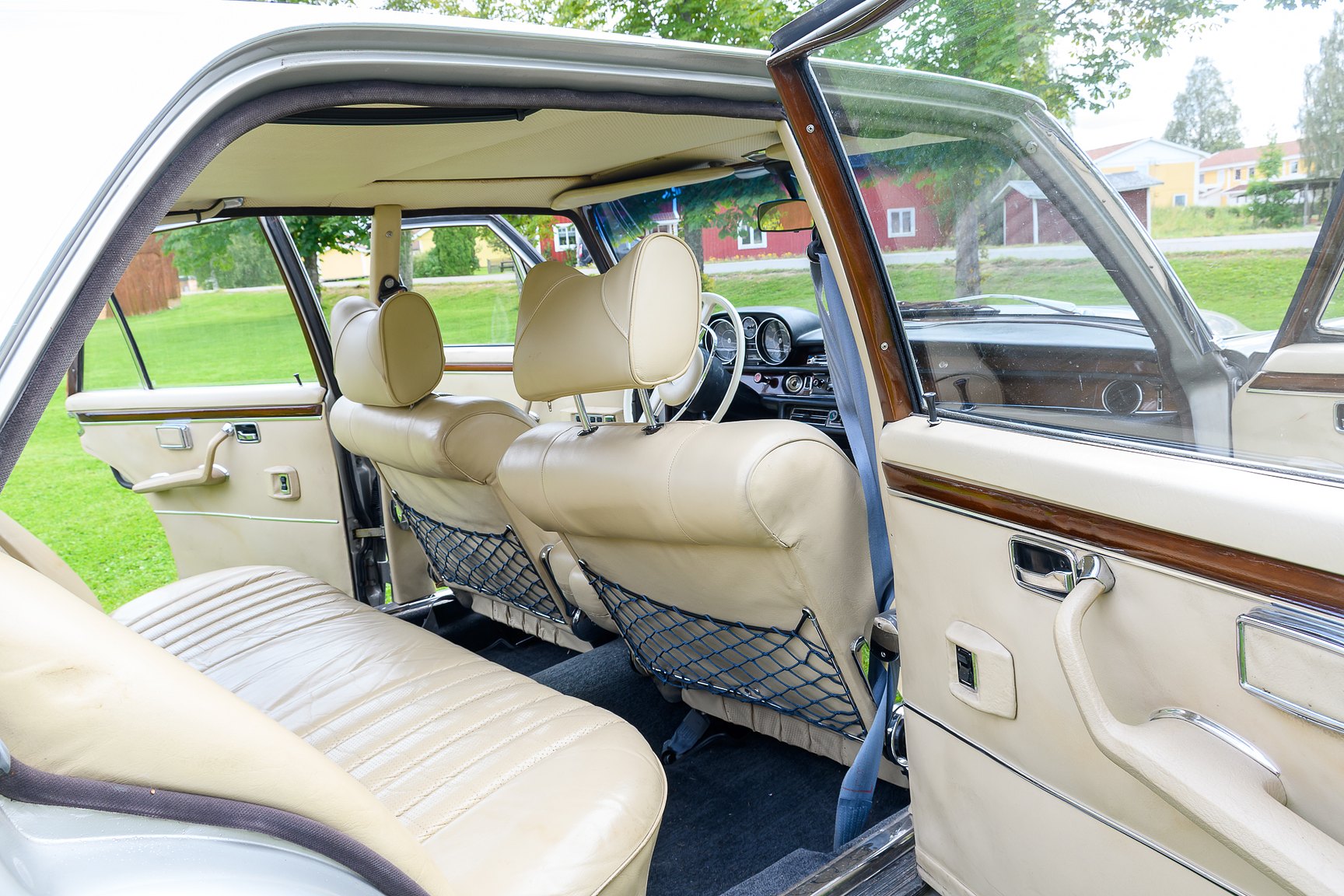 Interior image of 1969 Mercedes-Benz 300 SEL