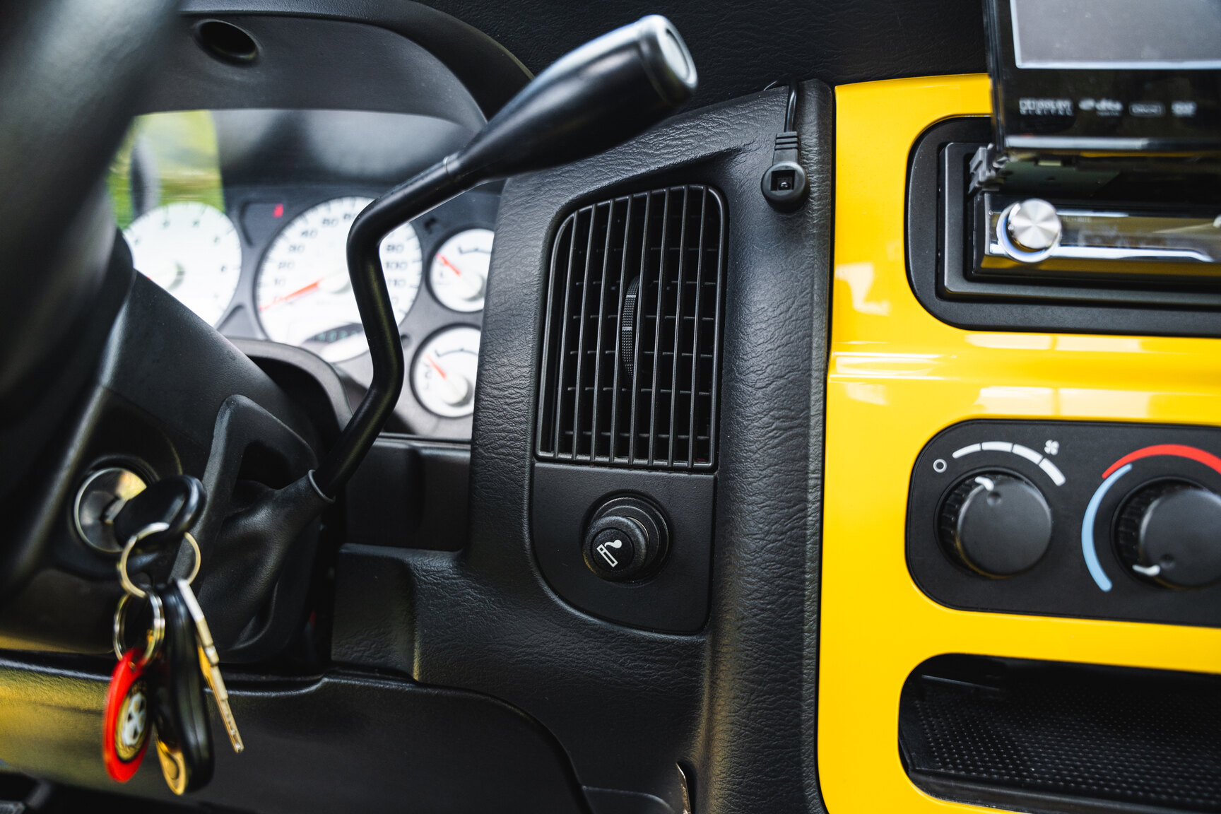 Innenraumfoto von 2005 Dodge Ram 1500 Bumble Bee
