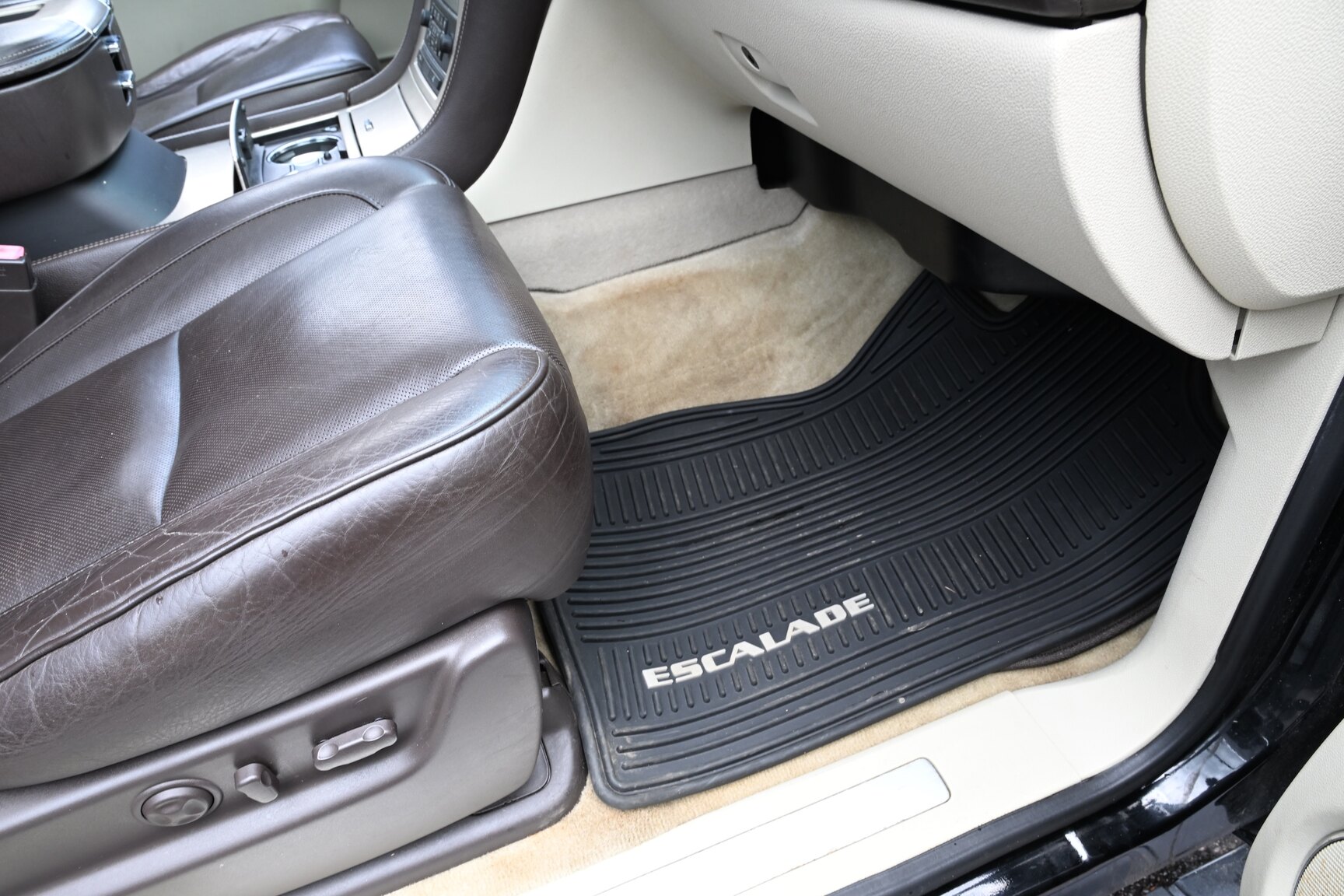 Interior image of 2010 Cadillac Escalade ESV 6.2 Flexfuel