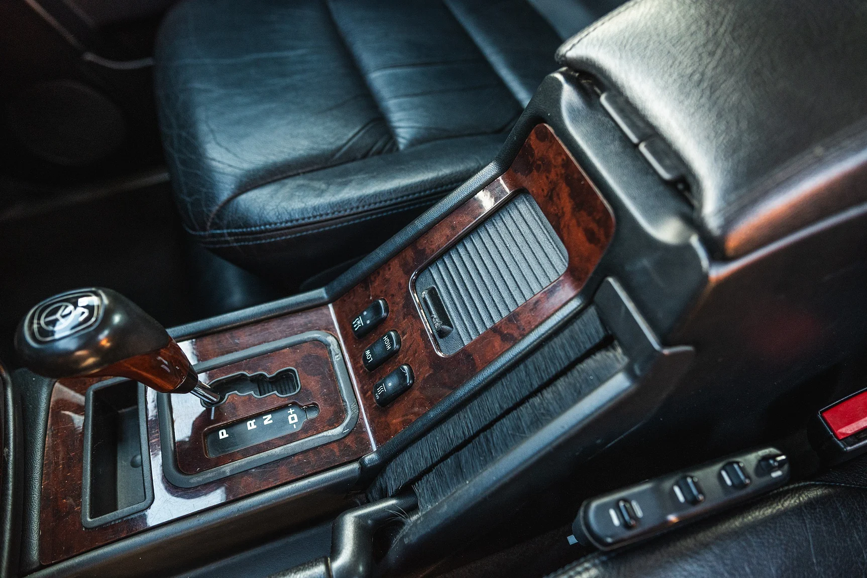 Interior image of 2002 Mercedes-Benz G400  (30)