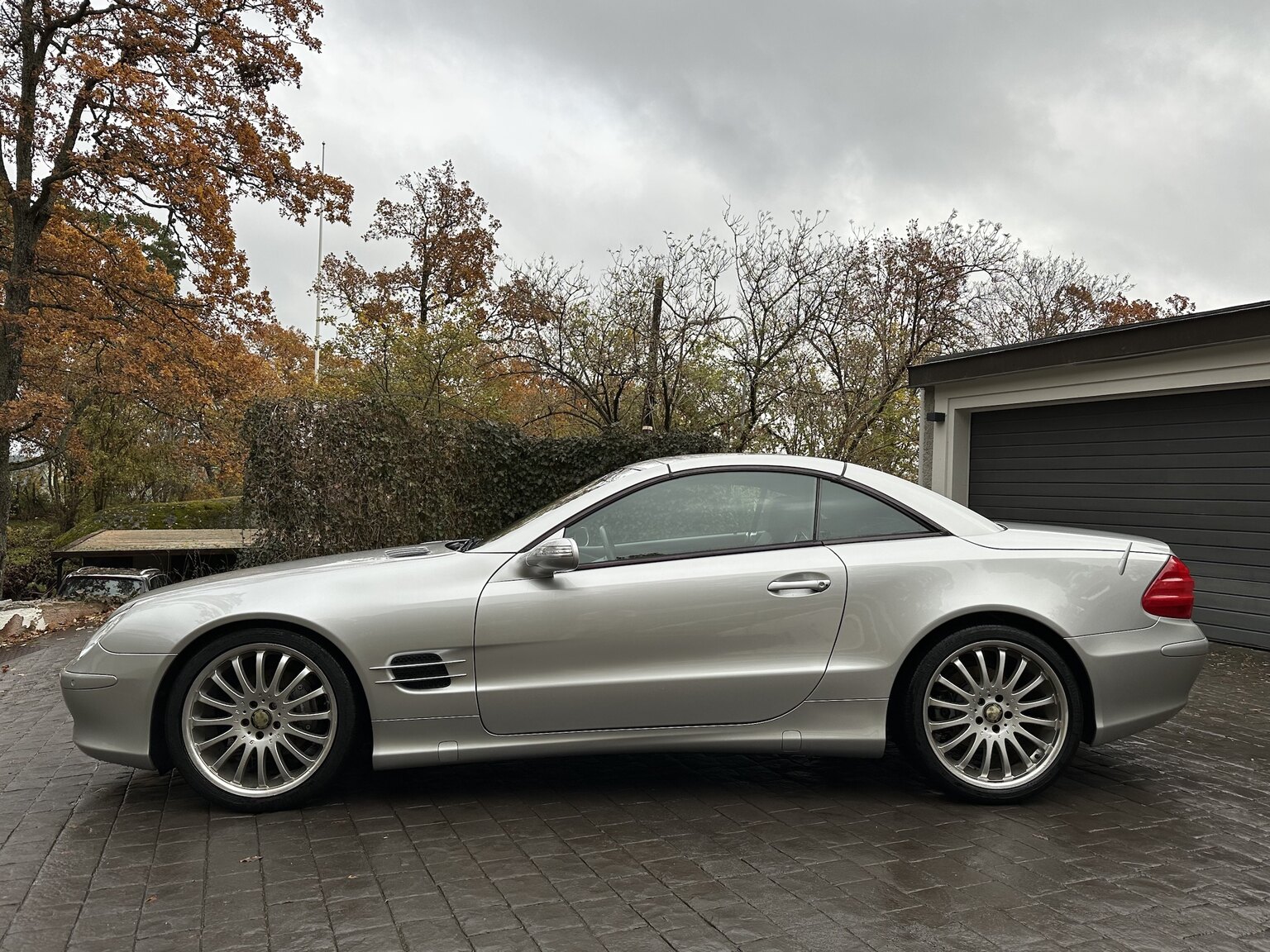 Exterior image of 2005 Mercedes-Benz SL 350