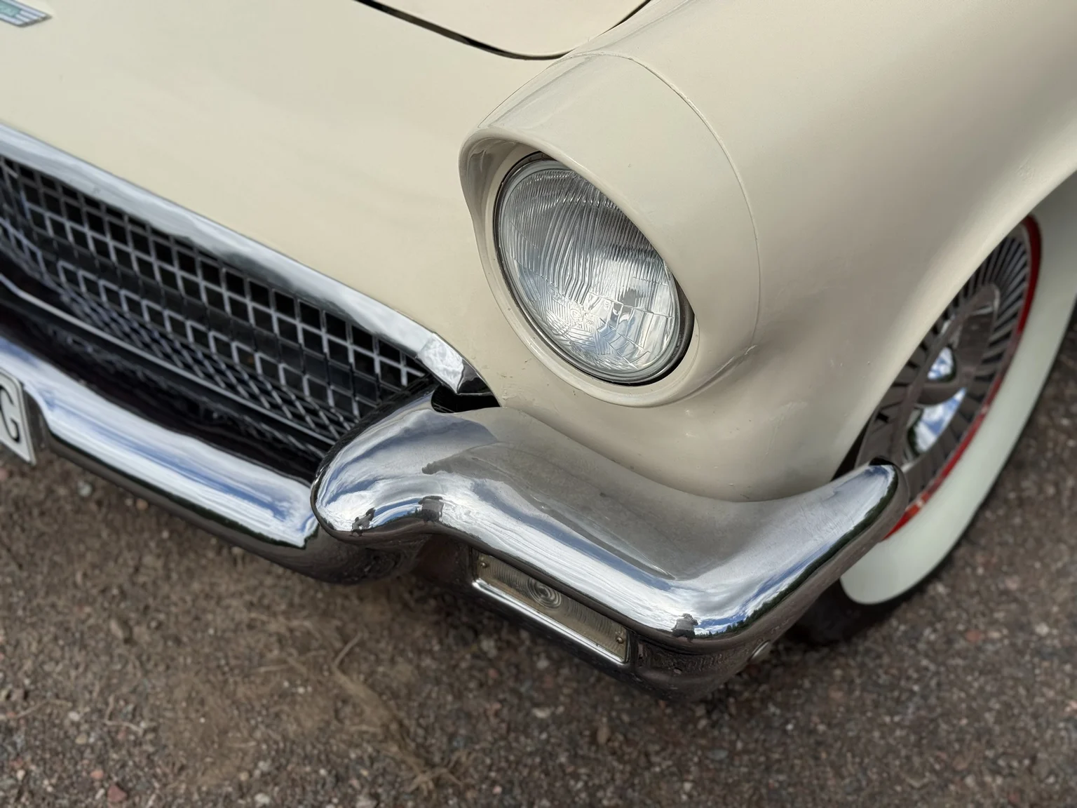 Exteriörbild på 1957 Ford Thunderbird (17)