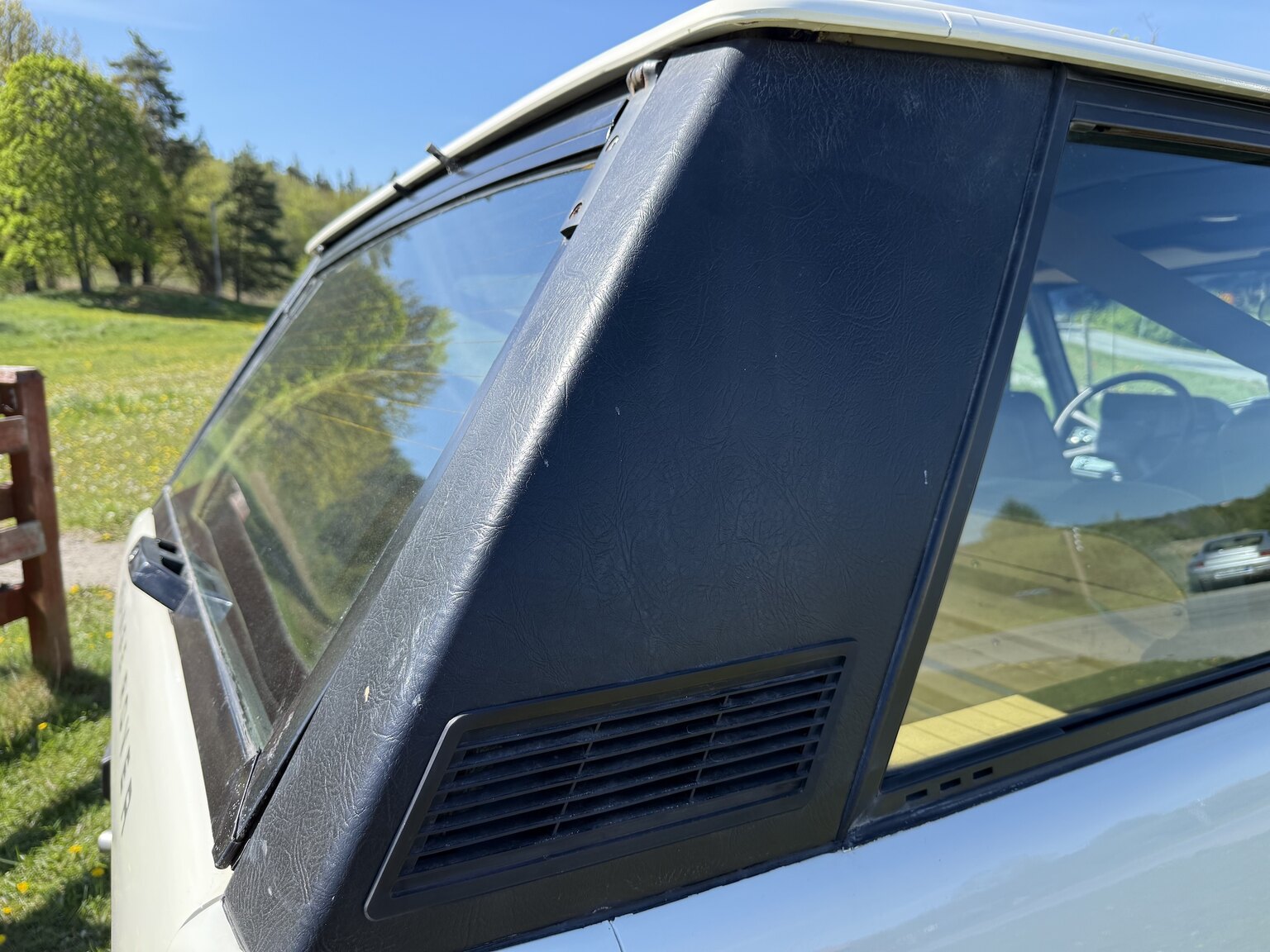 Exterior image of 1985 Land Rover Range Rover 3.5 V8