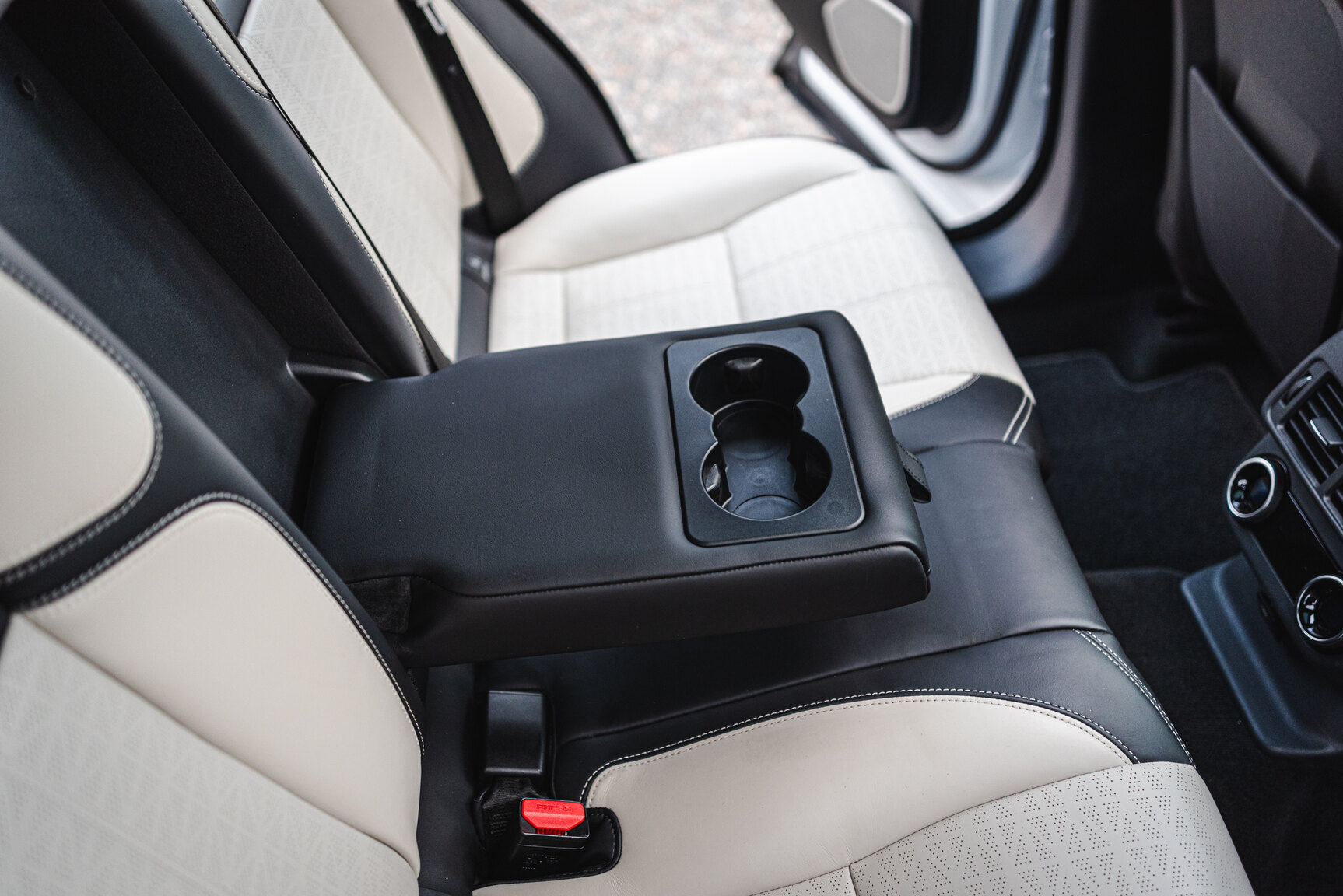 Interior image of 2018 Range Rover Velar D300 AWD HSE