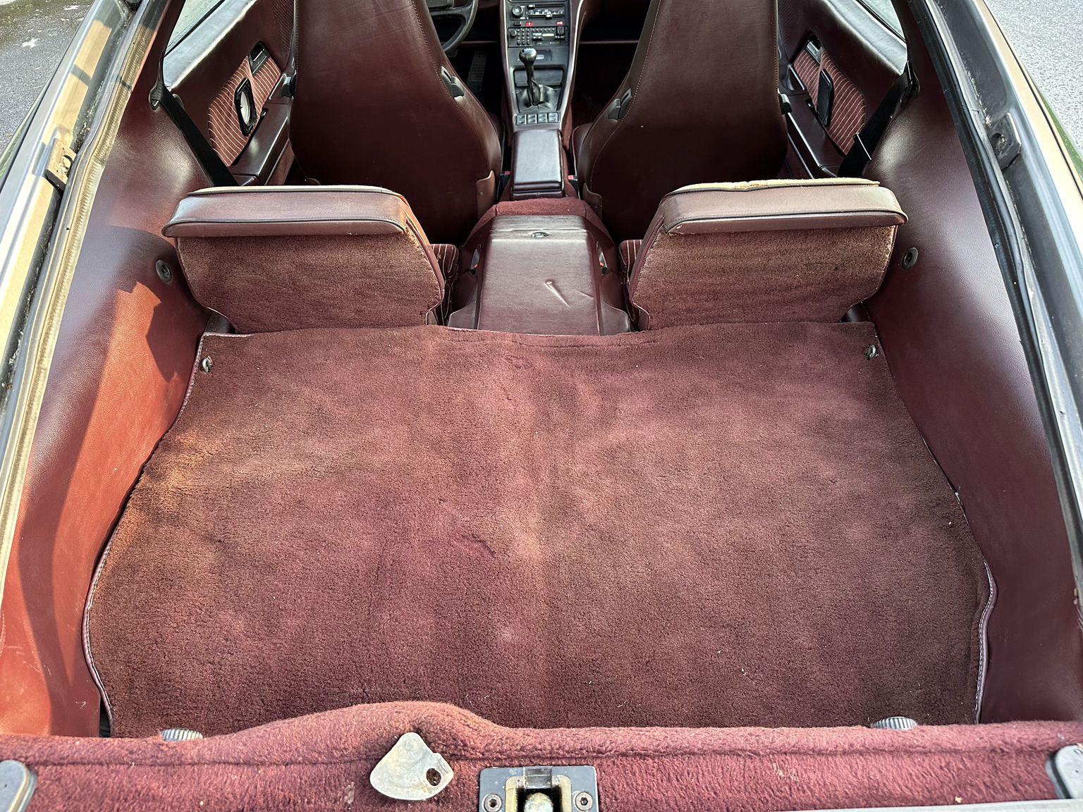 Interior image of 1985 Porsche 928 (47)