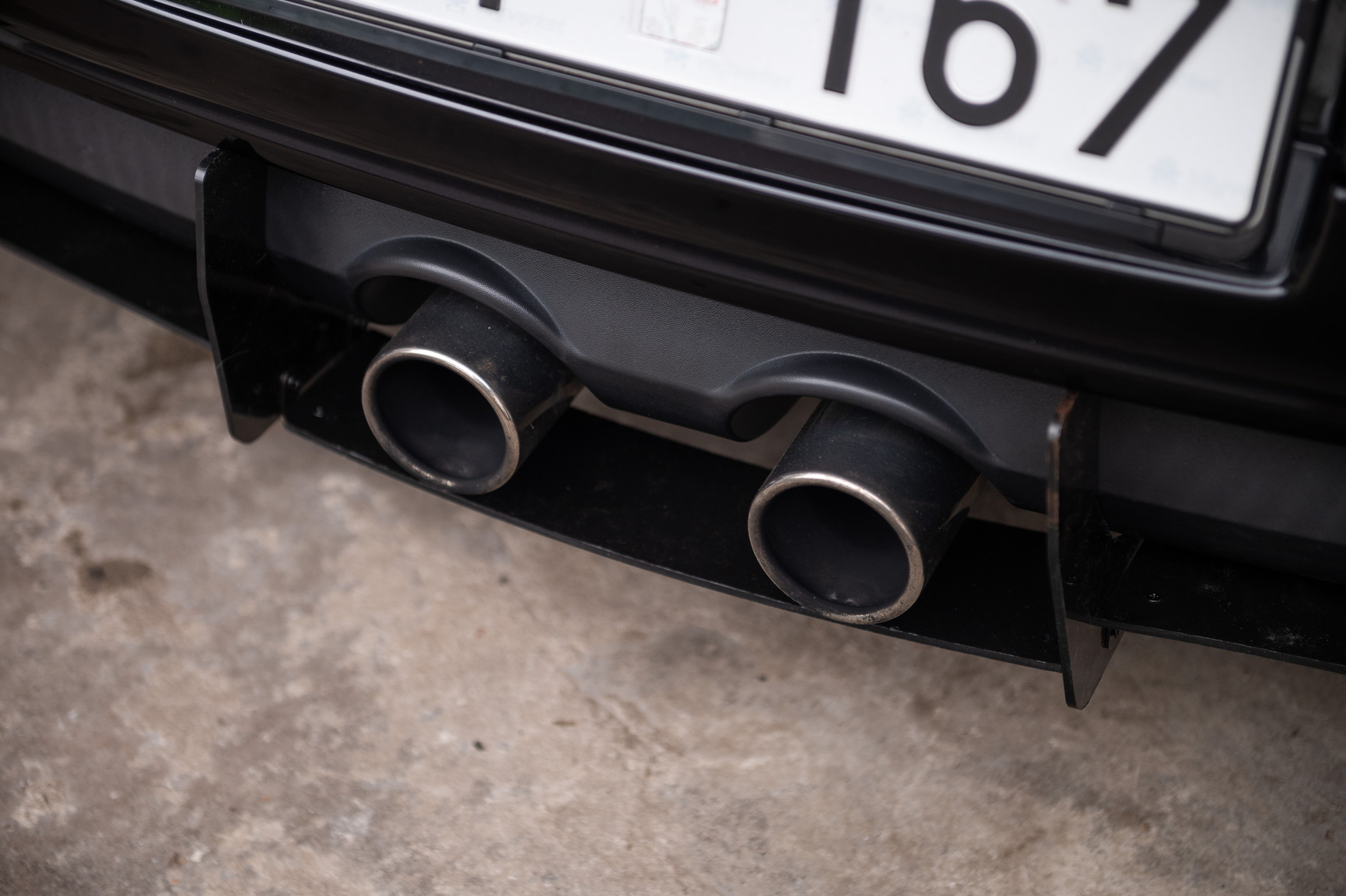 Exterior image of 2006 Volkswagen Golf R32