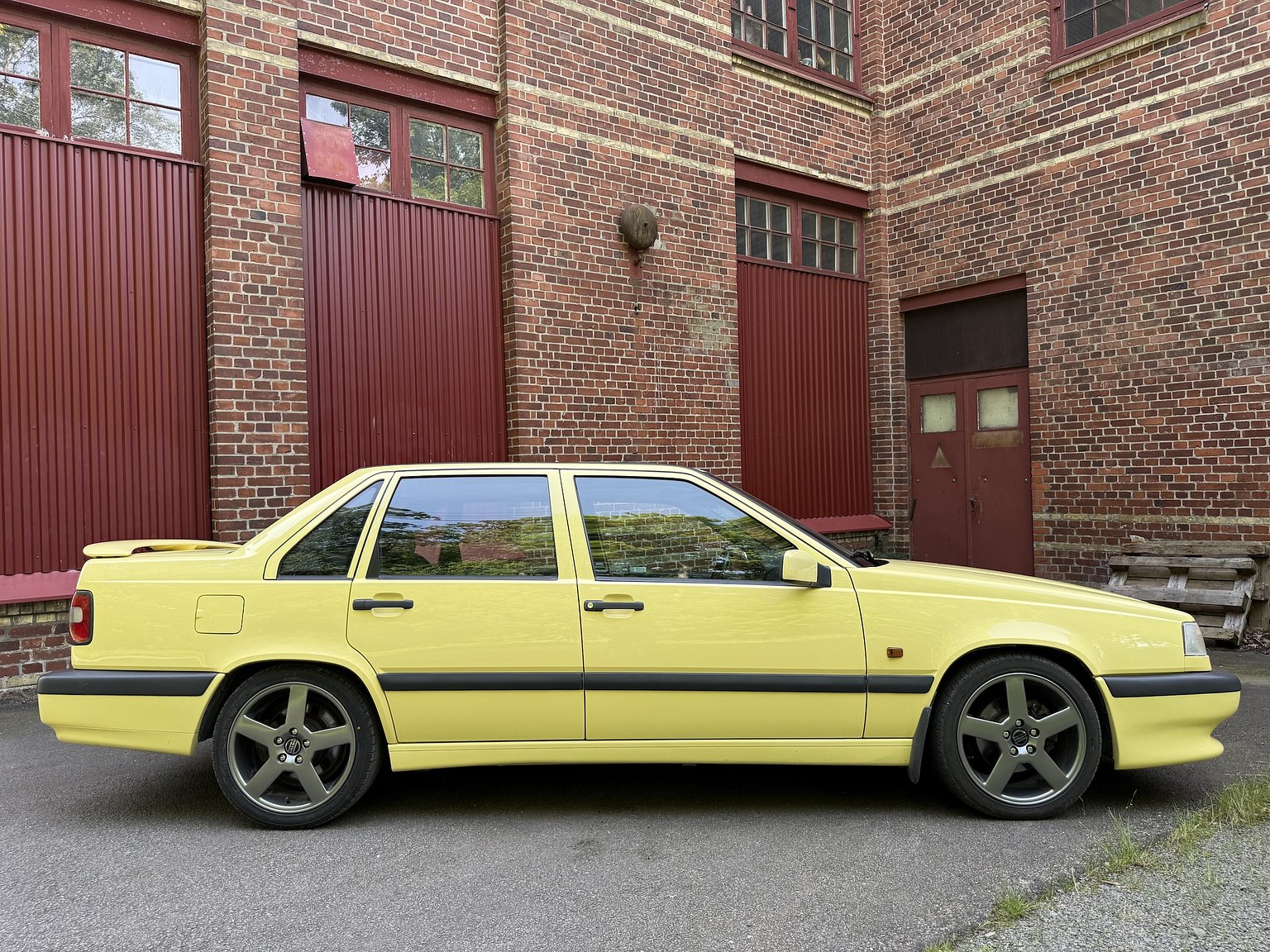 Exterior image of 1995 Volvo 850 T-5R
