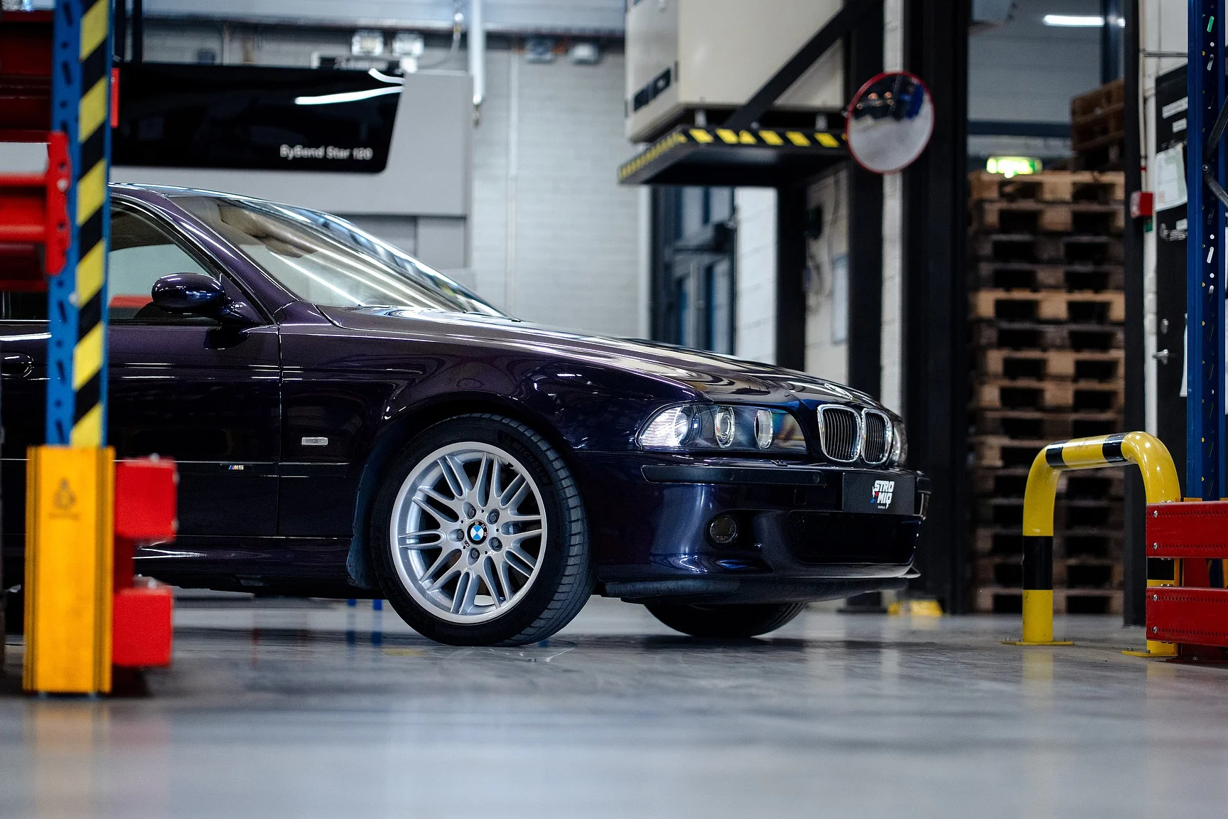 Exteriörbild på 2002 BMW M5 E39 (121)