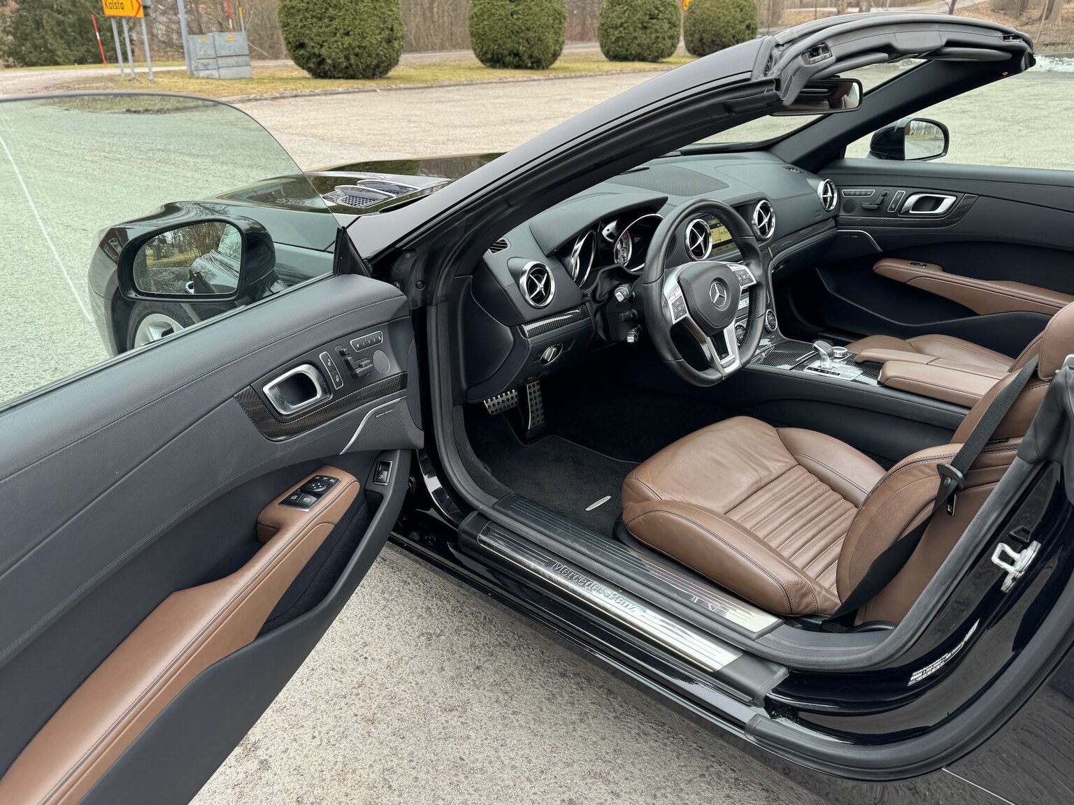 Interior image of 2013 MERCEDES-BENZ SL 500