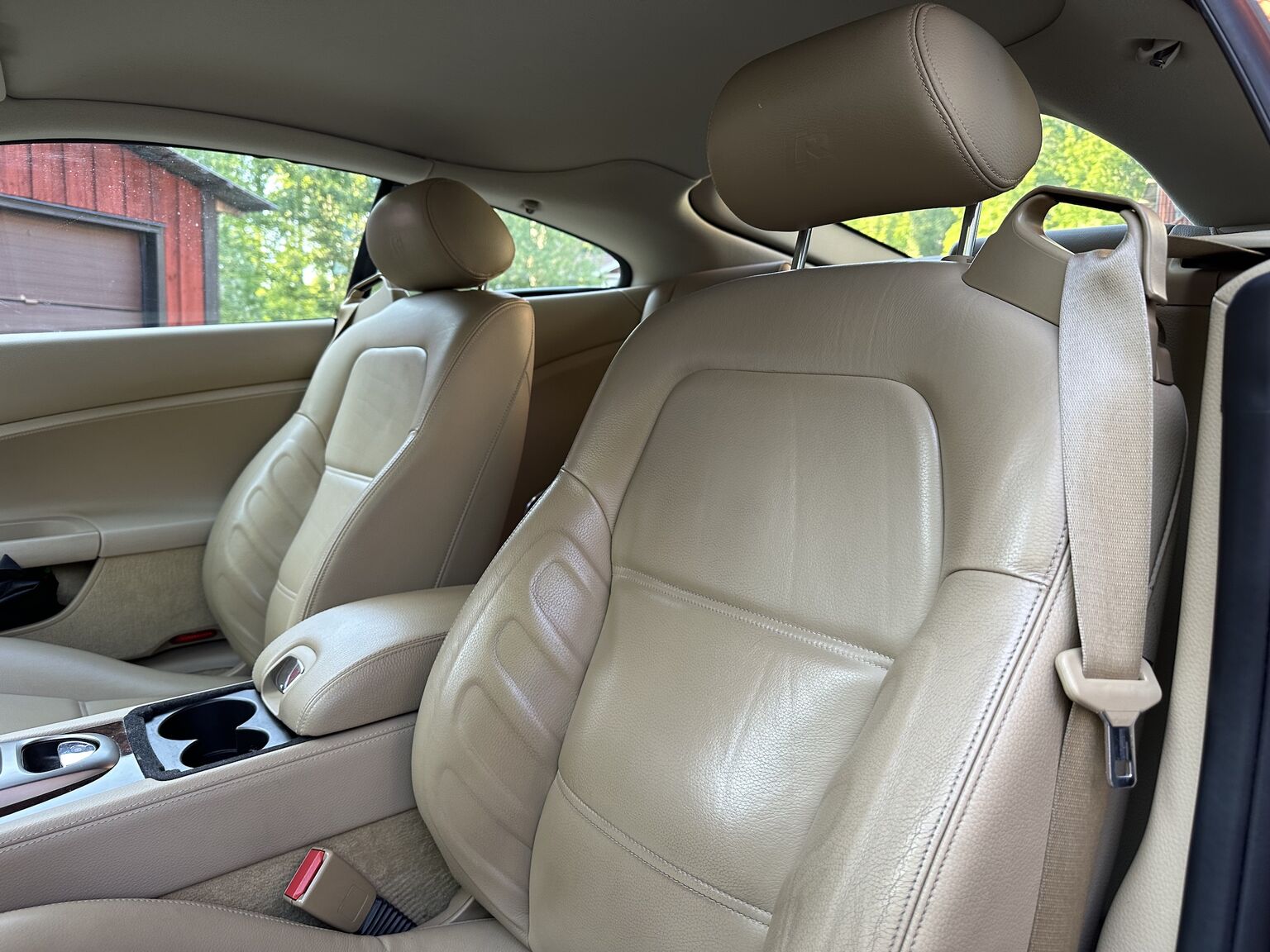 Interior image of 2007 Jaguar XKR (3)