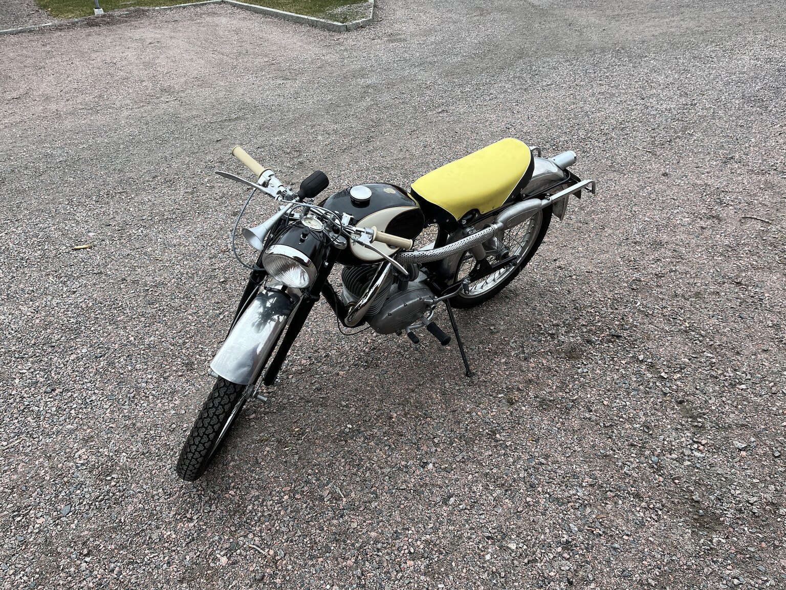 Exteriörbild på 1958 Husqvarna 283 "Guldpilen"