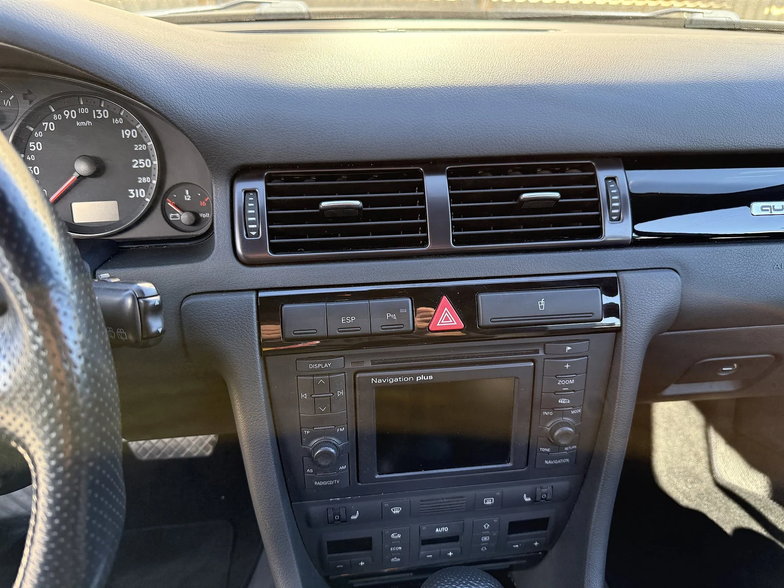 Interior image of 2002 Audi RS 6 Avant (20)