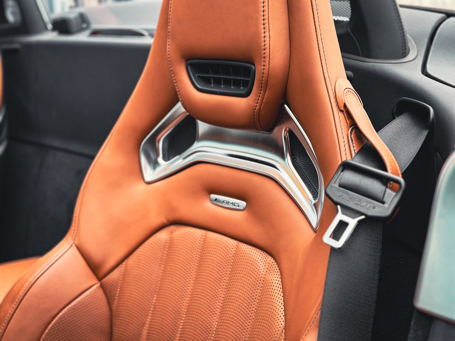 Innenraumfoto von 2018 Mercedes Benz AMG GT C