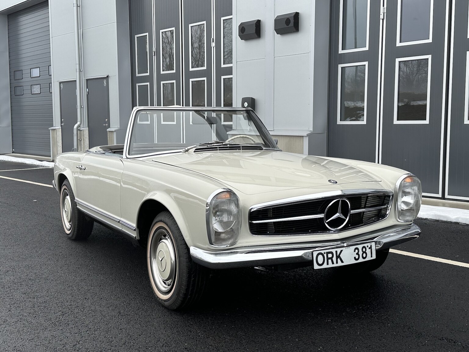 Exterior image of 1968 Mercedes Benz SL 280 Pagoda