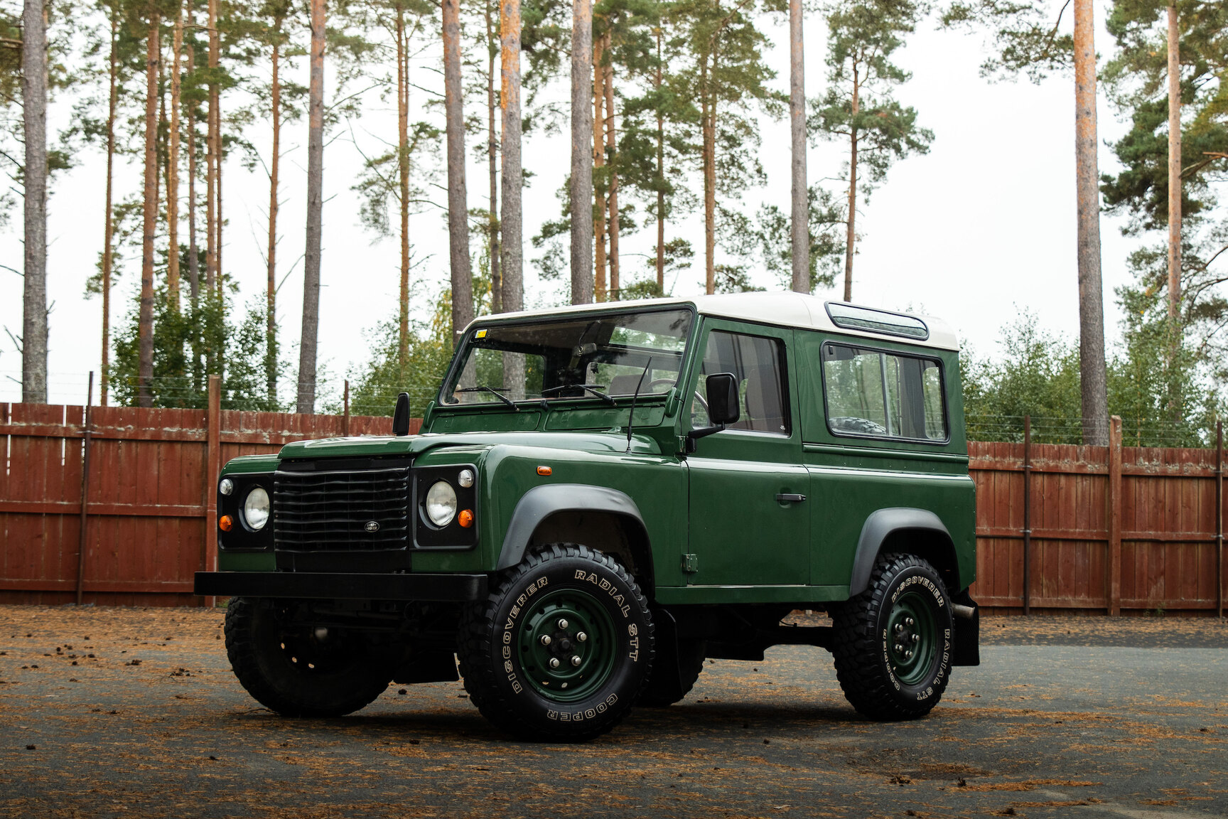 Exteriörbild på 1996 Land Rover Defender 90 300TDi (1)