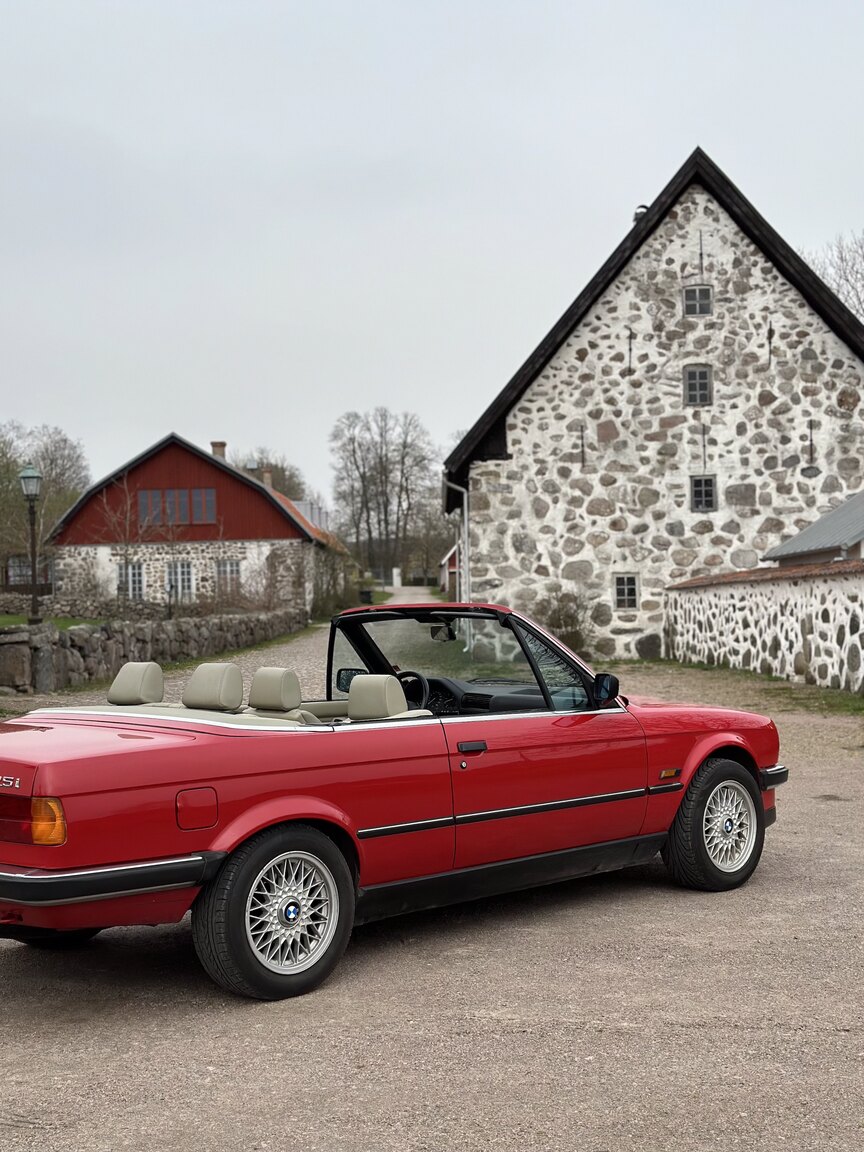 Aussenfoto 1987 BMW 325i Convertible (28)