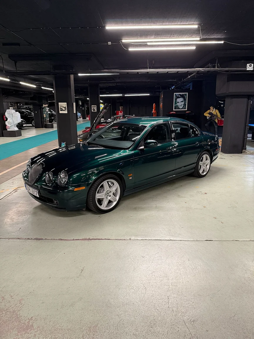 Exteriörbild på 2003 Jaguar S-type R (4)